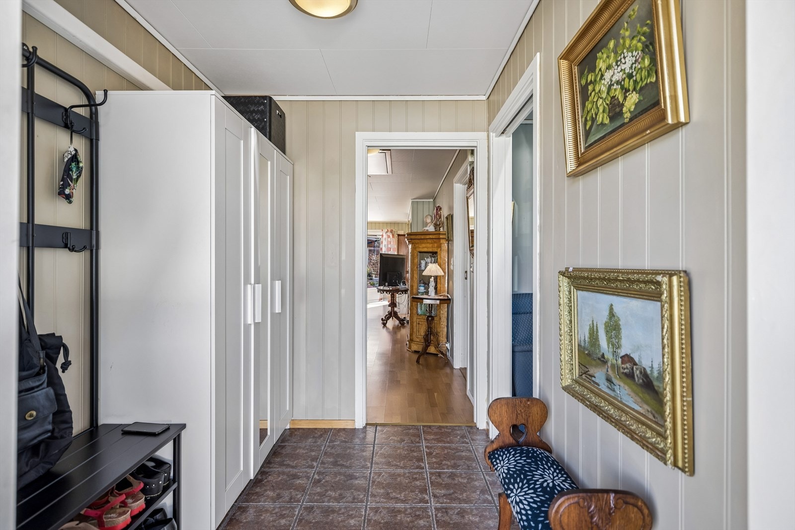 Gangen har belegg på gulvet og plass til oppbevaring av yttertøy og sko. Galleribilde