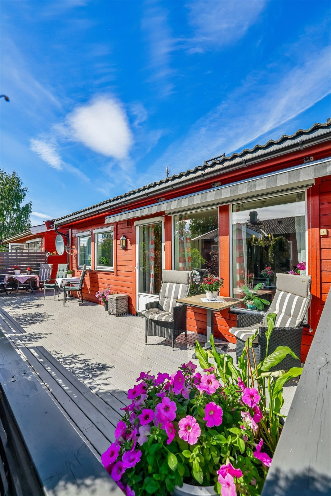 Dette er en innholdsrik enebolig i kjede med en stor, sørvendt terrasse på 34 m². Uteplassen har nyere terrasseplatting og markise. Galleribilde