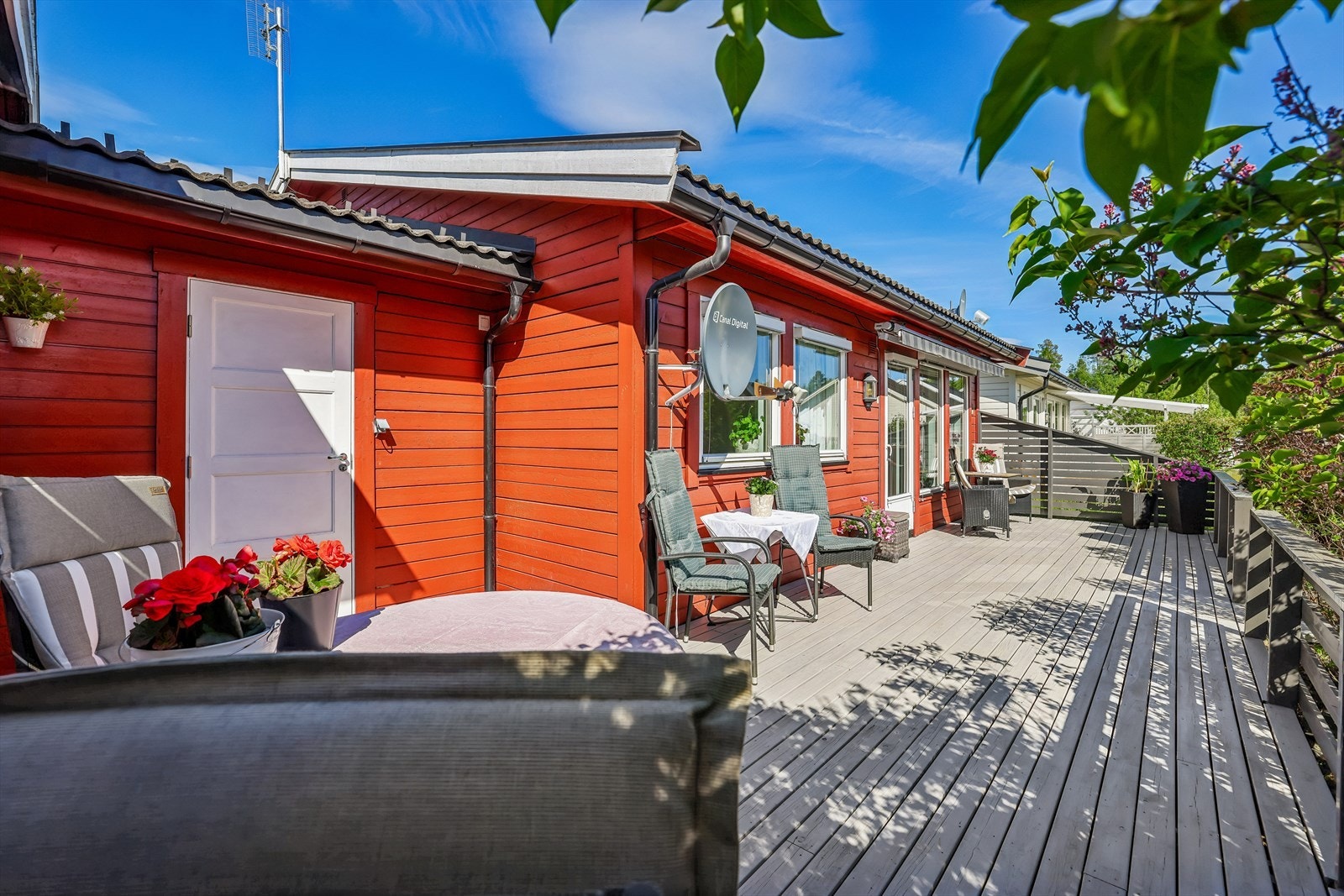 En herlig terrasse med god plass til hagemøbler og grill. Galleribilde