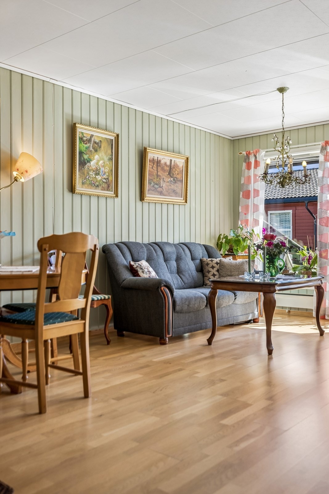 Stuen har parkett på gulvet og vegger med trepanel. Galleribilde