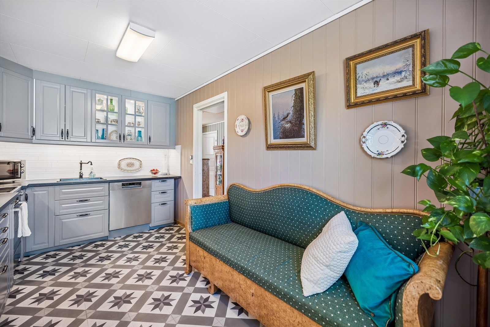 Laminert benkeplate med nedfelt oppvaskkum i silgranitt og Kitchen Board over benken. Galleribilde