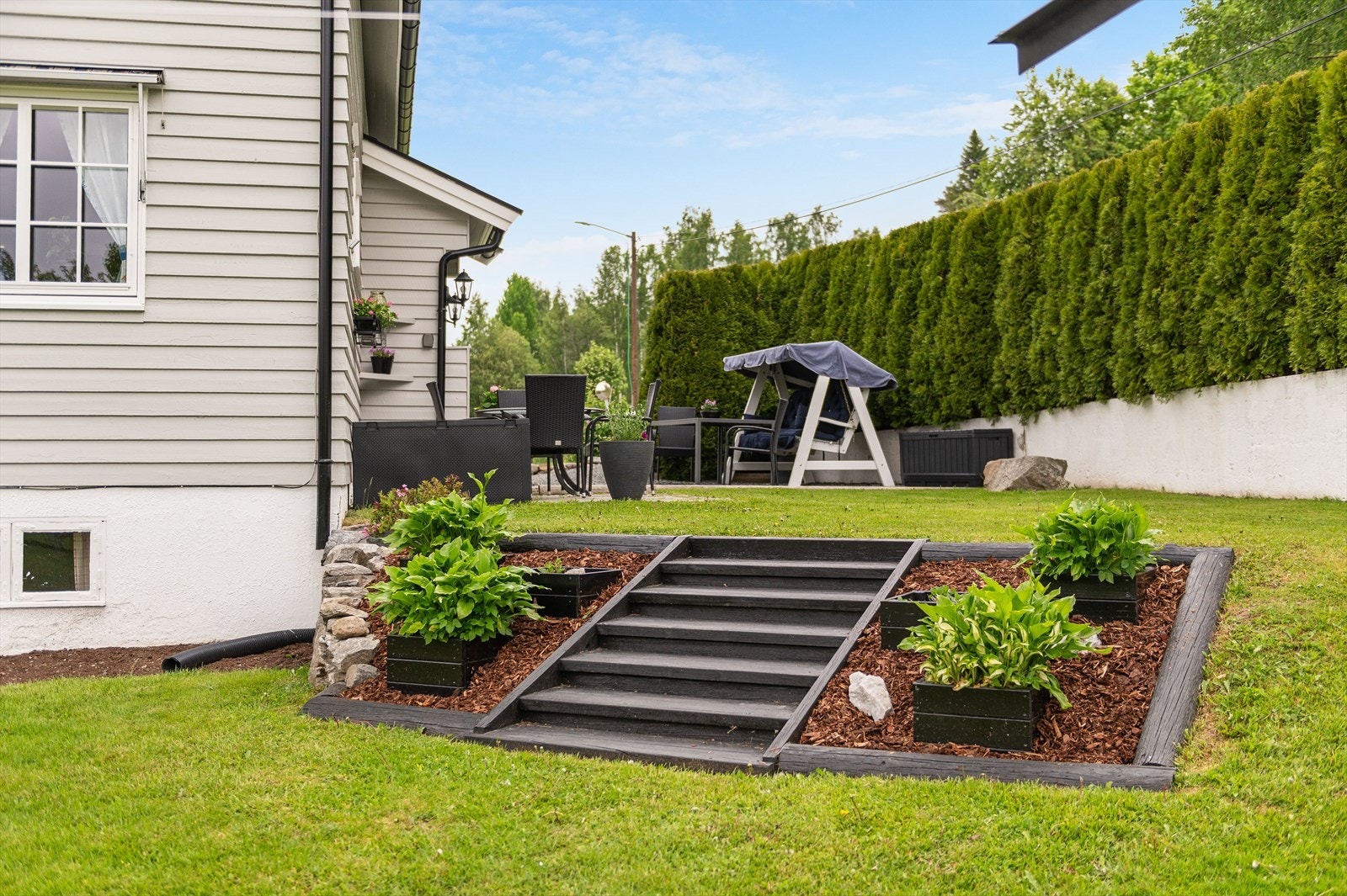 Trapp i terreng med beplantinger. Galleribilde