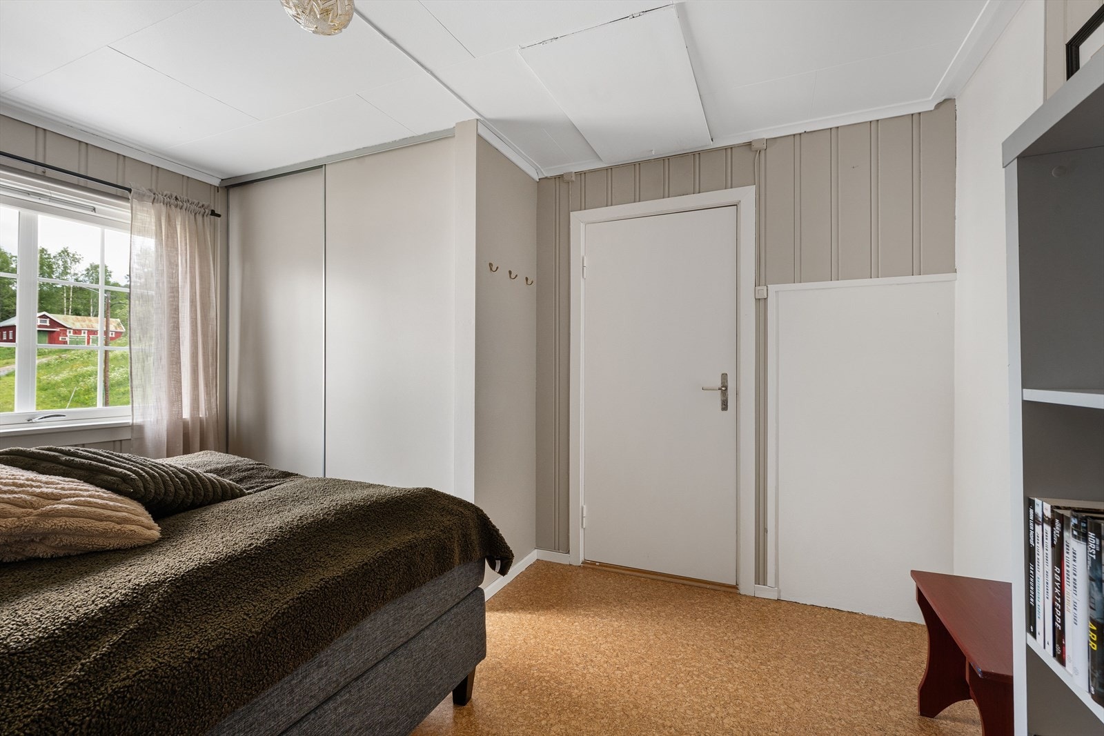 I tillegg har rommet skyvedørsgarderobe. Galleribilde