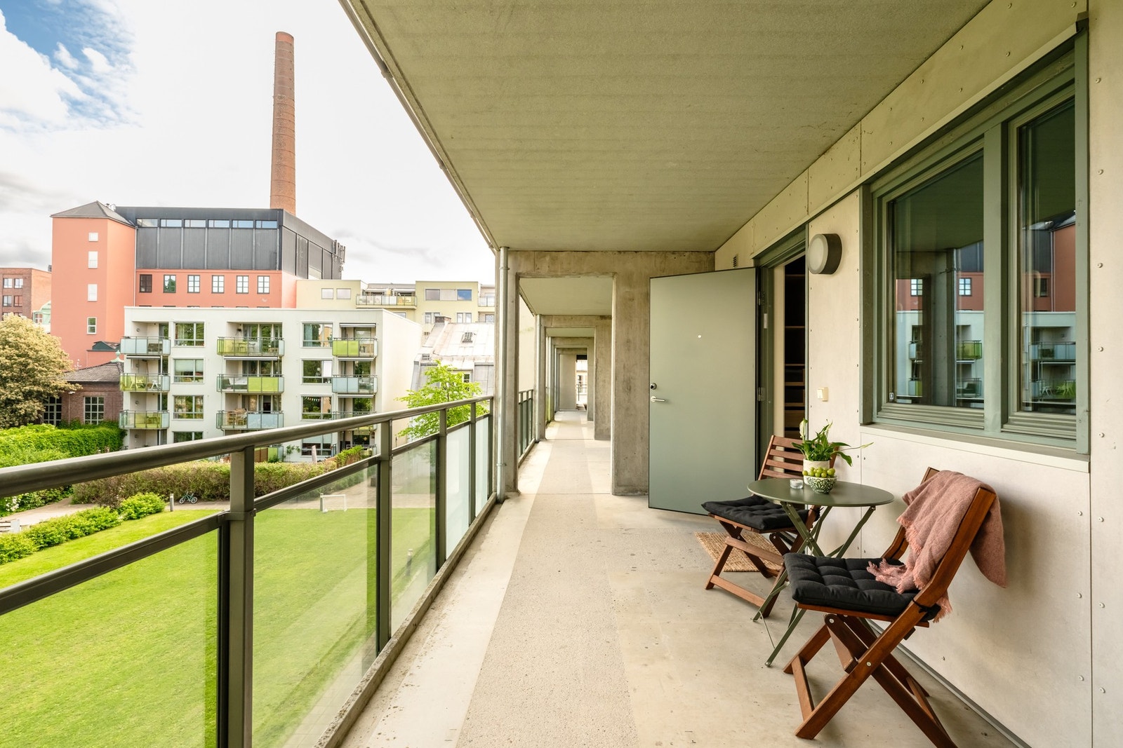 Det er fint utsyn mot sameiets frodige bakgård og Freiaparken. Galleribilde