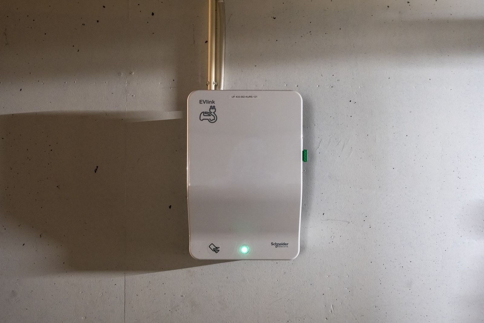 Det er installert el-lader på garasjeplassen. Galleribilde