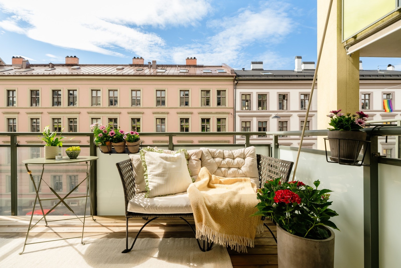 Balkongen ble i 2019 lektet og oppgradert med nytt dekke og royalimpregnert terrassebord (hele lengder og skjulte skruer). Galleribilde