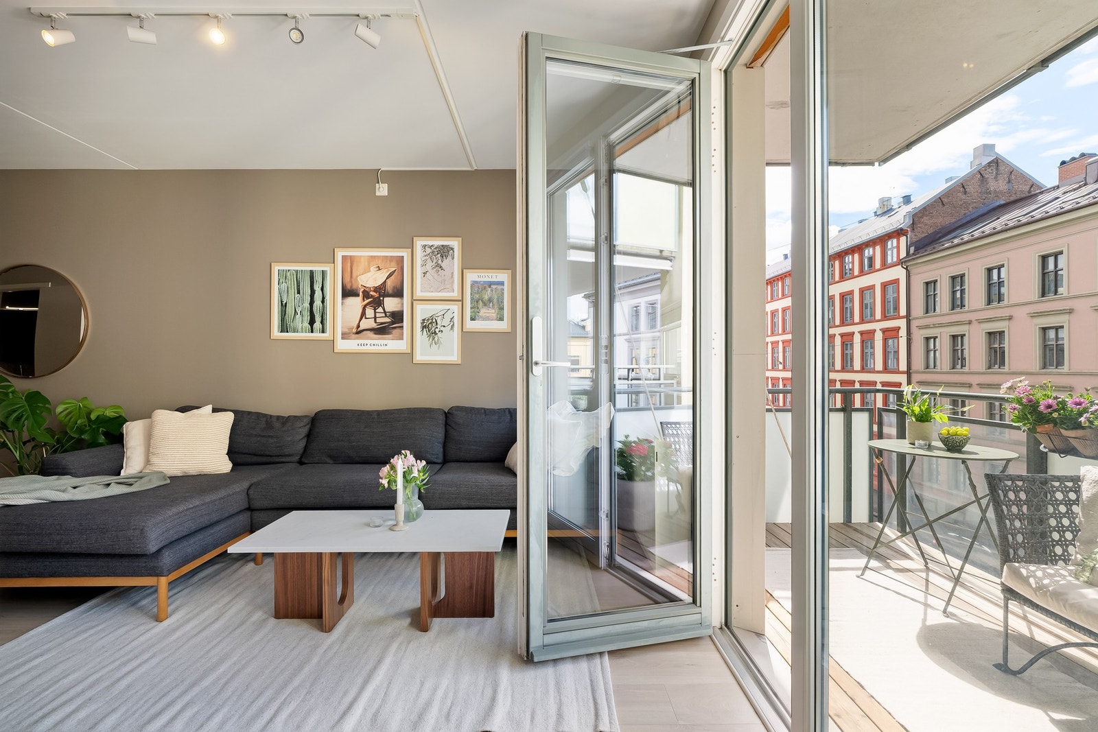 Utgang til balkong med gode solforhold på sommerhalvåret. Galleribilde