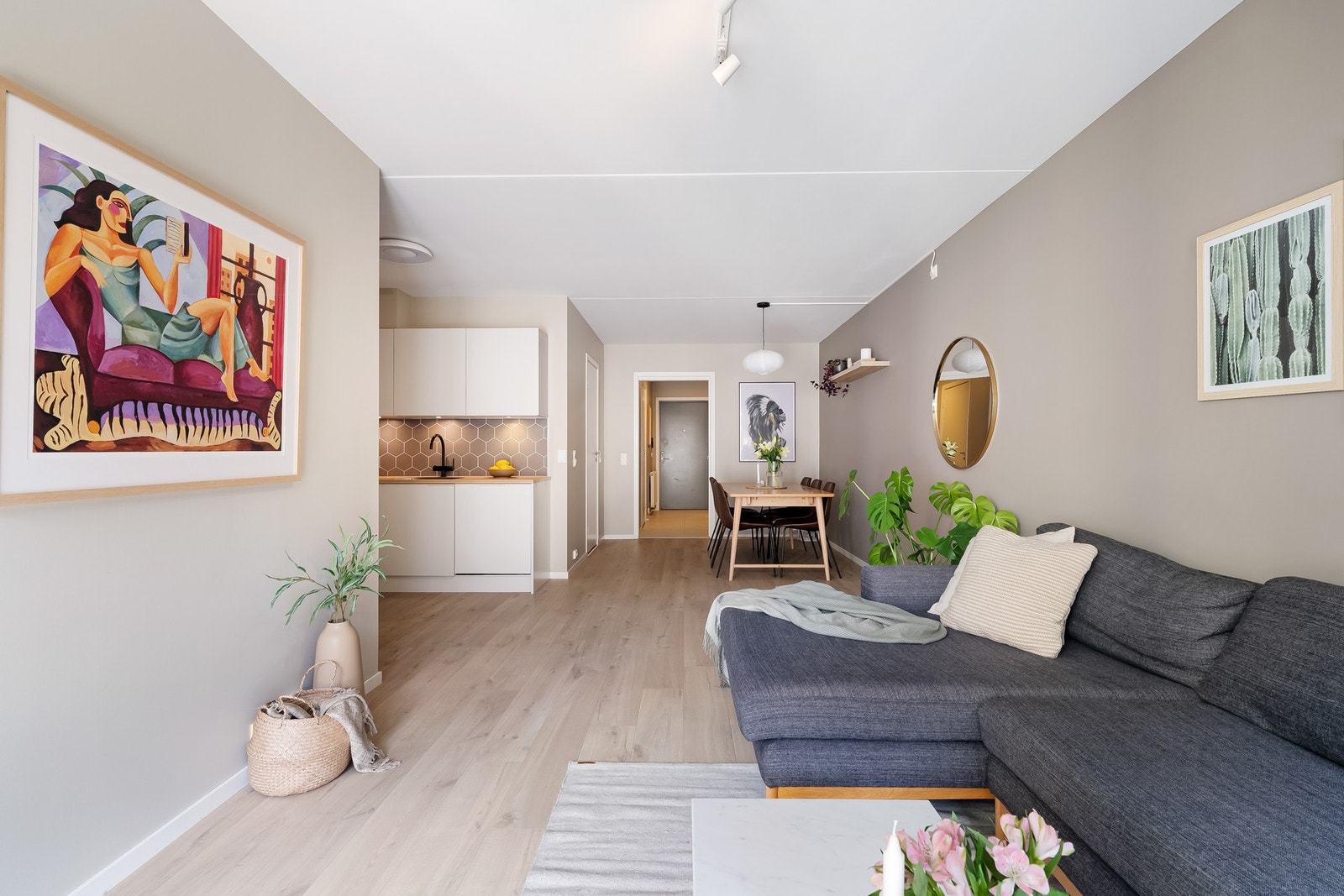 Boligen oppvarmes via radiatorer/ vannbåren varme og er inkludert i felleskostnadene (ákonto). Dette sørger for forutsigbare månedlige kostnader. Galleribilde