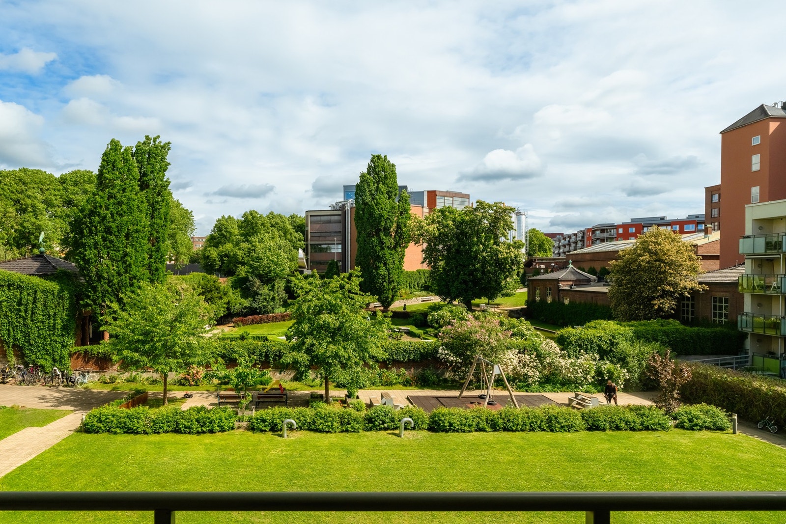 Hyggelig bakgård med lekeplass og sittegrupper. Galleribilde