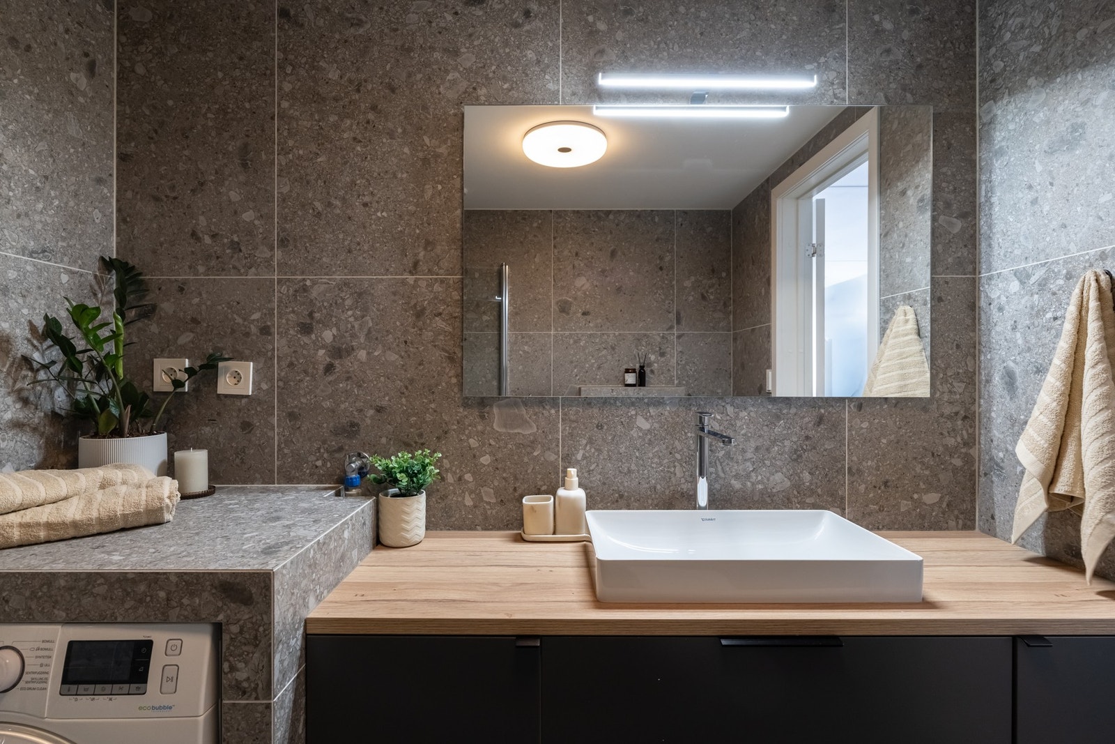 På badet er det benyttet delikate materialer som gir spa-følelsen! Galleribilde