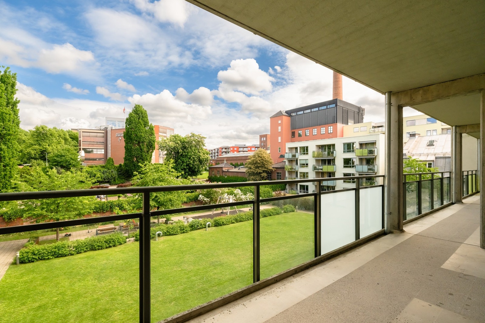 Det er fint utsyn mot sameiets frodige bakgård og Freiaparken. Galleribilde