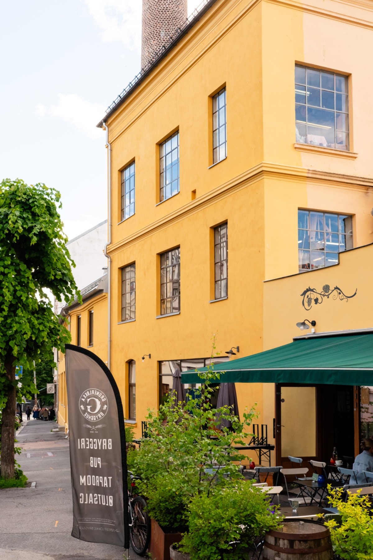 Nyt både god mat, kaffe, øl og steming på Vespa og Humla - rett bort i gaten. Galleribilde