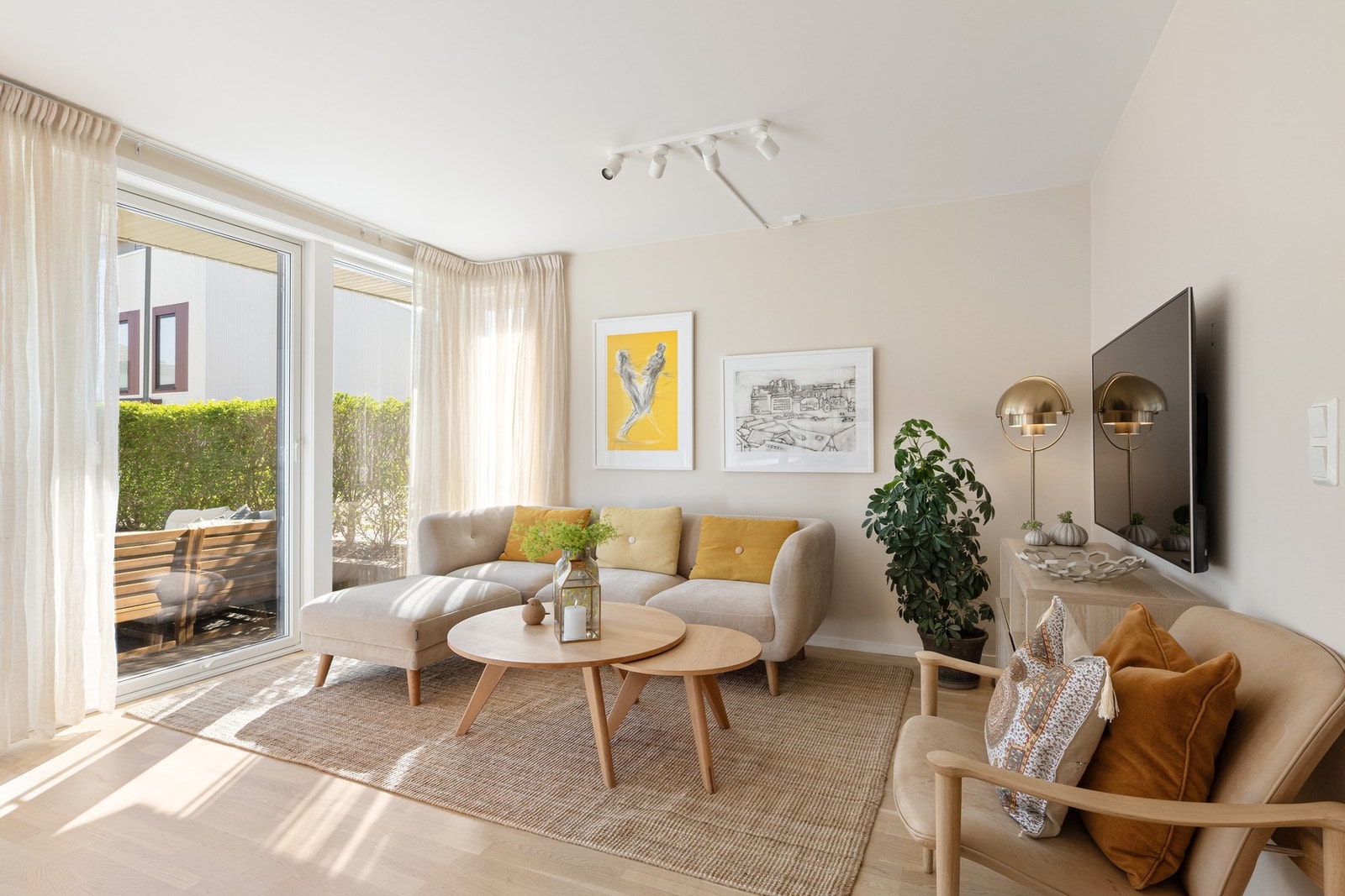Rommet har god plass til både sofagruppe og spisebord, og den åpne løsningen gjør det enkelt å møblere etter behov. Galleribilde