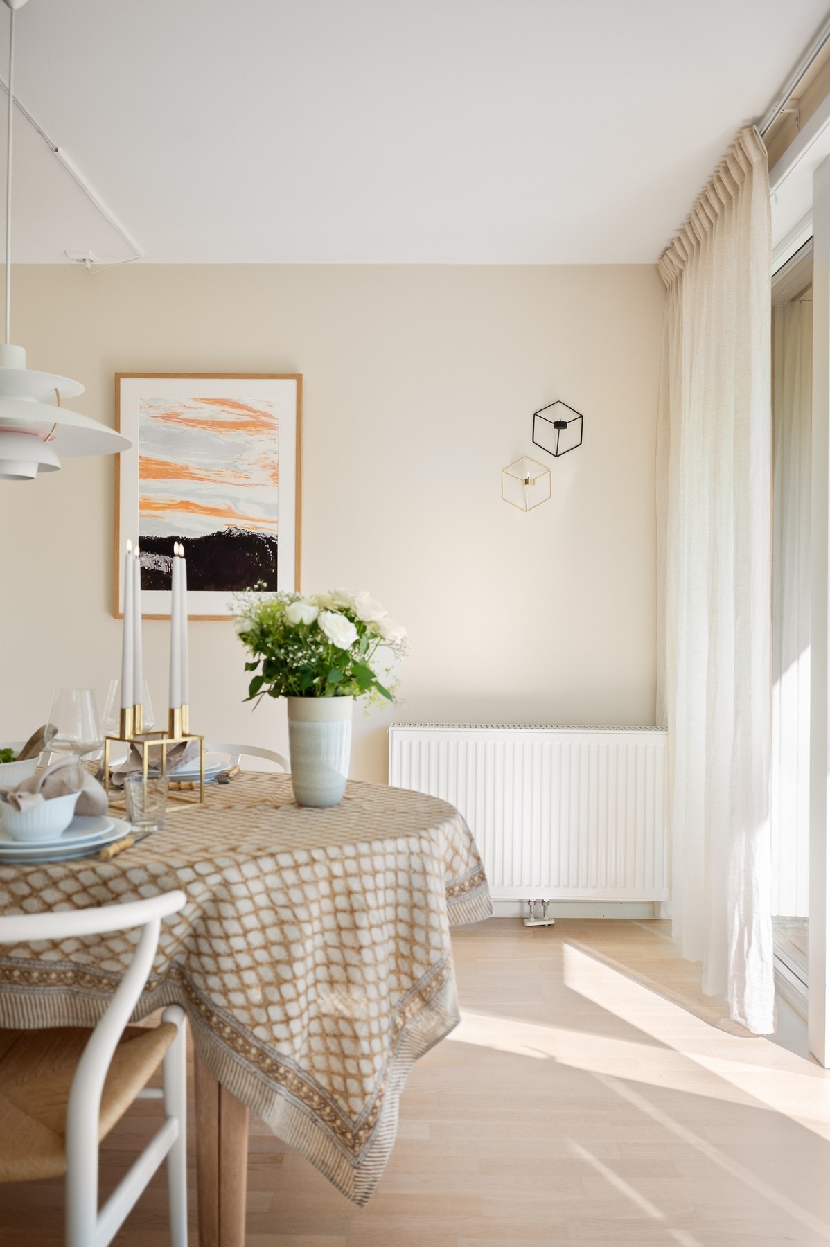 Rekkehuset er et moderne hjem med gode løsninger som kostnadsbesparende vannbåren varme og balansert ventilasjonsanlegg. Galleribilde