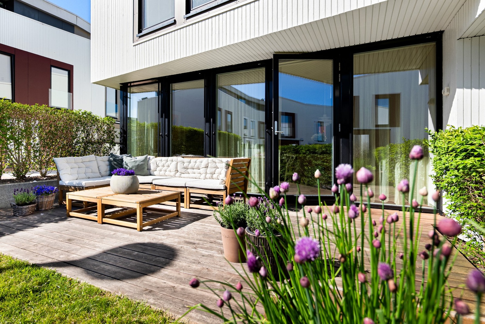 Her har man både markterrasse og en hyggelig hage, samt ypperlige solforhold. Galleribilde