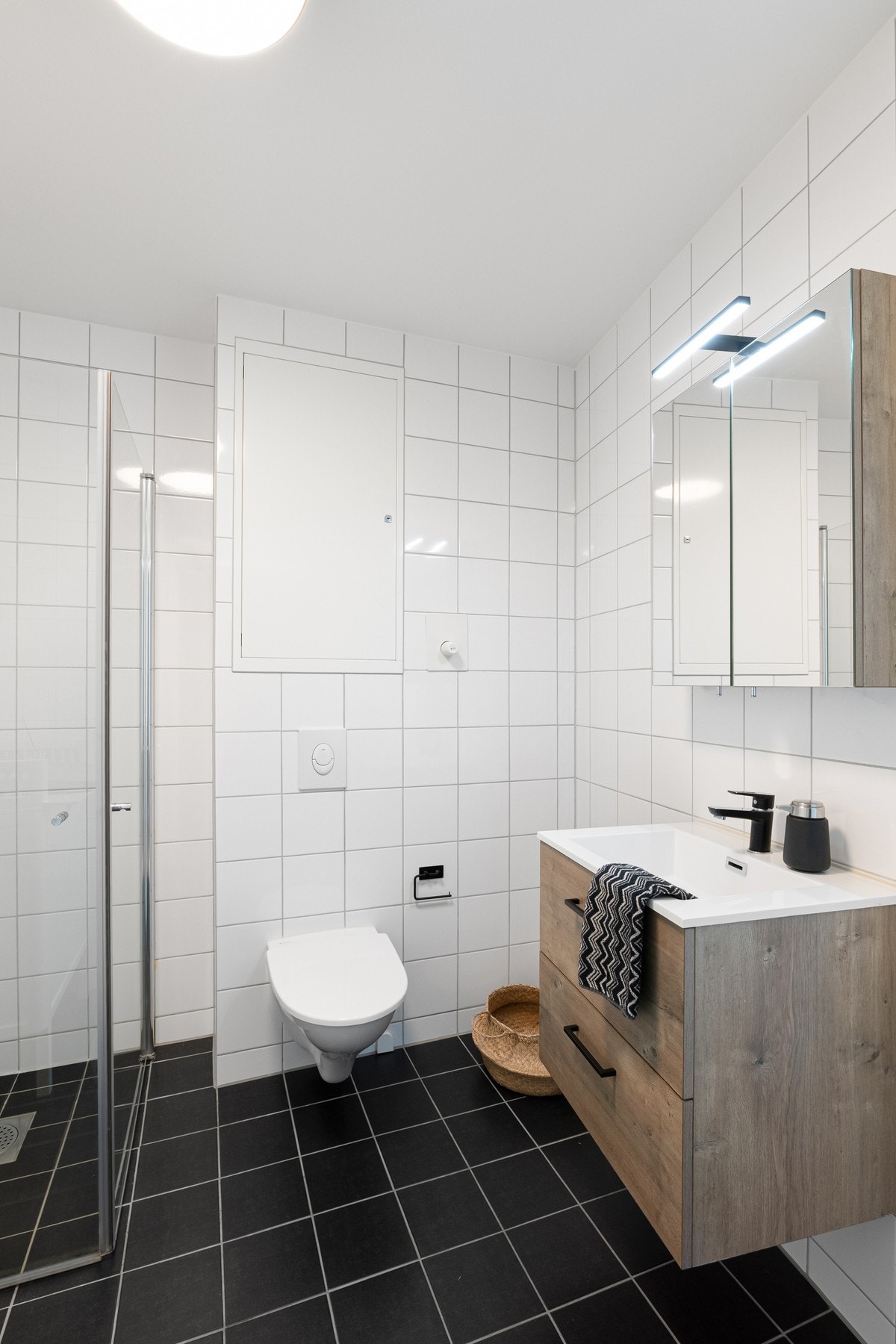 Badet i 1. etasje har flislagte overflater, vannbåren gulvvarme og balansert ventilasjon. Galleribilde