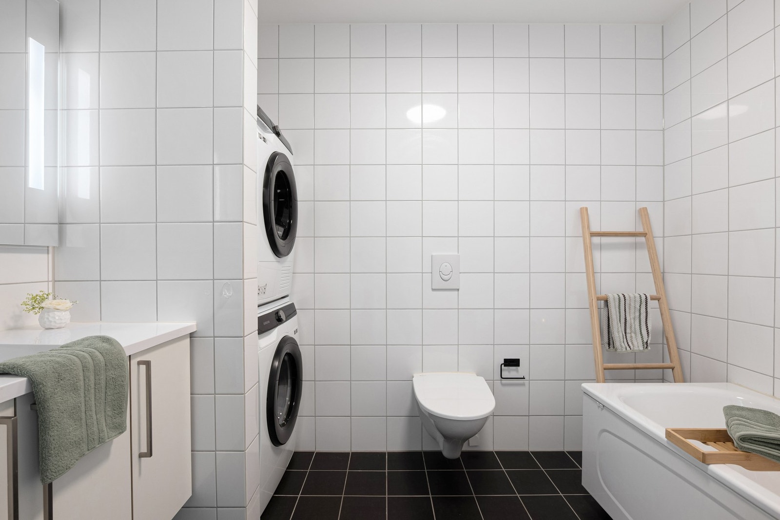 Badet i andre etasje er romslig og funksjonelt, med flislagte overflater, vannbåren gulvvarme og balansert ventilasjon. Galleribilde