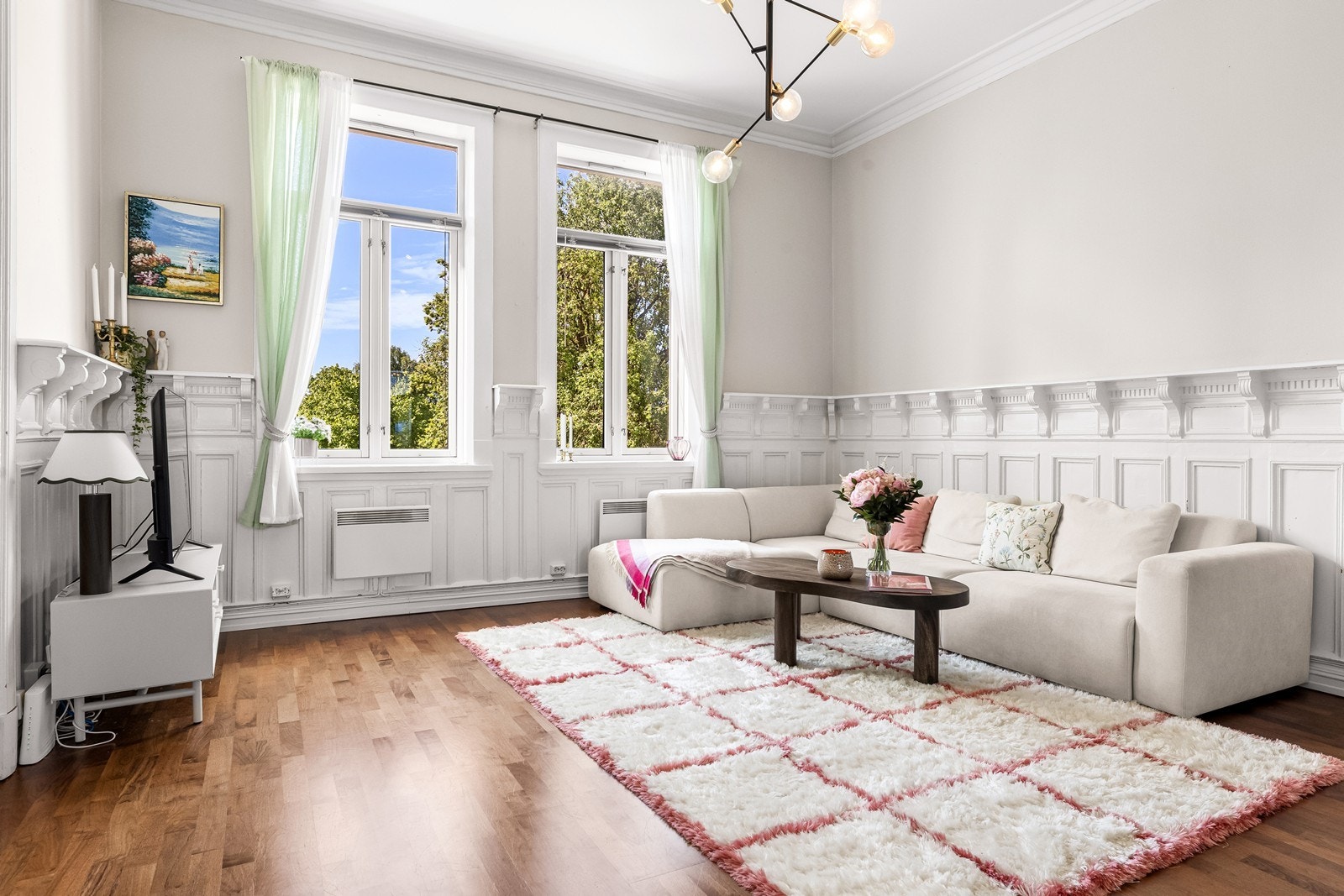 Store vindusflater slipper inn rikelig med dagslys og gir utsyn mot omgivelser. Galleribilde