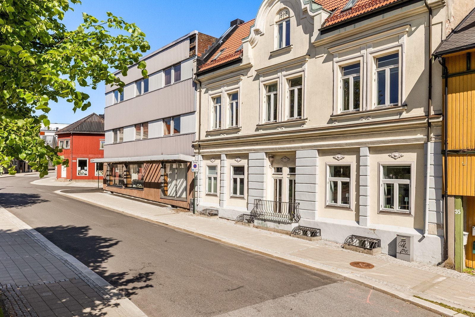 Beliggende i gate med nærhet til sentrum. Galleribilde