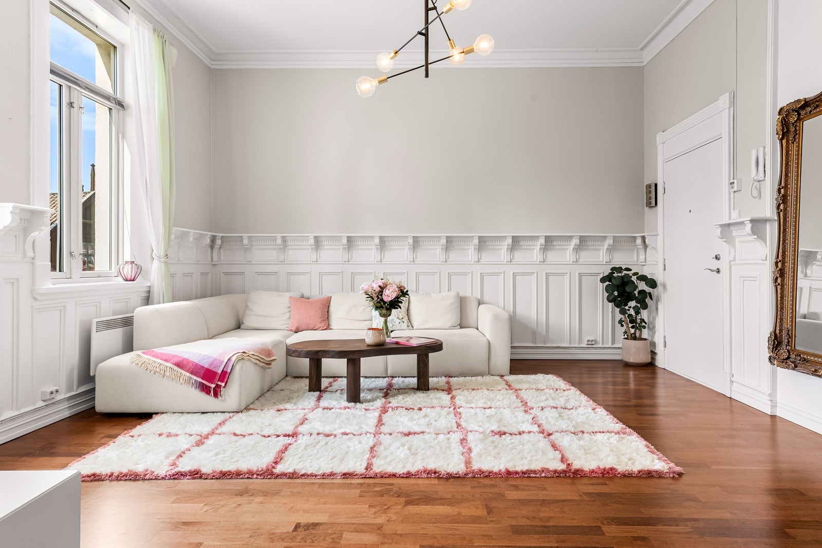 Lys og romslig stue med plass til både sofaavdeling og hyggelige soner. Galleribilde
