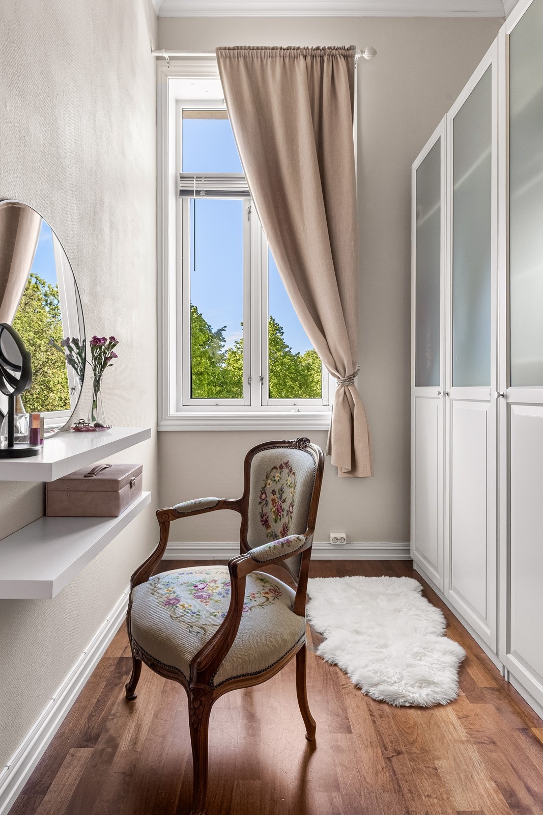 Soverom med plass til garderobe og hjemmekontor, med fine lysforhold. Galleribilde