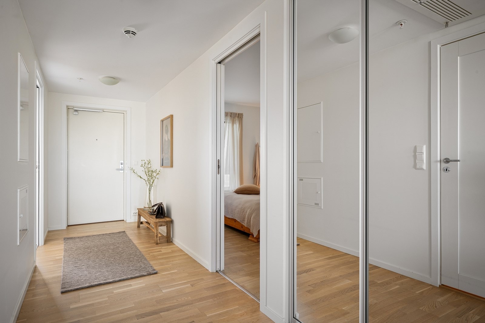 Lys gang med god plass til å henge fra seg tøy og sko i skyvedørsgarderobe. Galleribilde