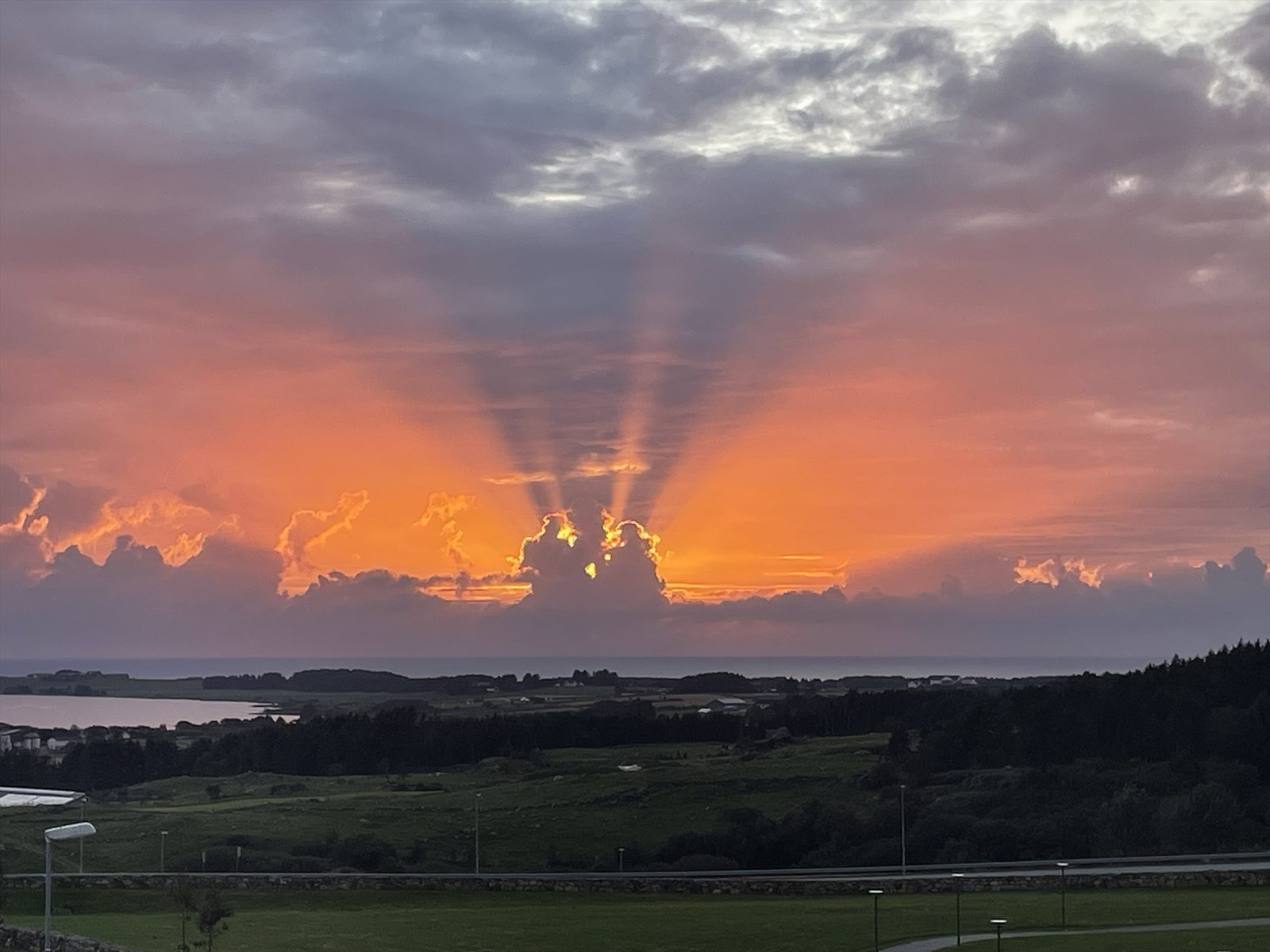 Her kan man nyte solnedgangen og lange sommerkvelder (foto: eier) Galleribilde