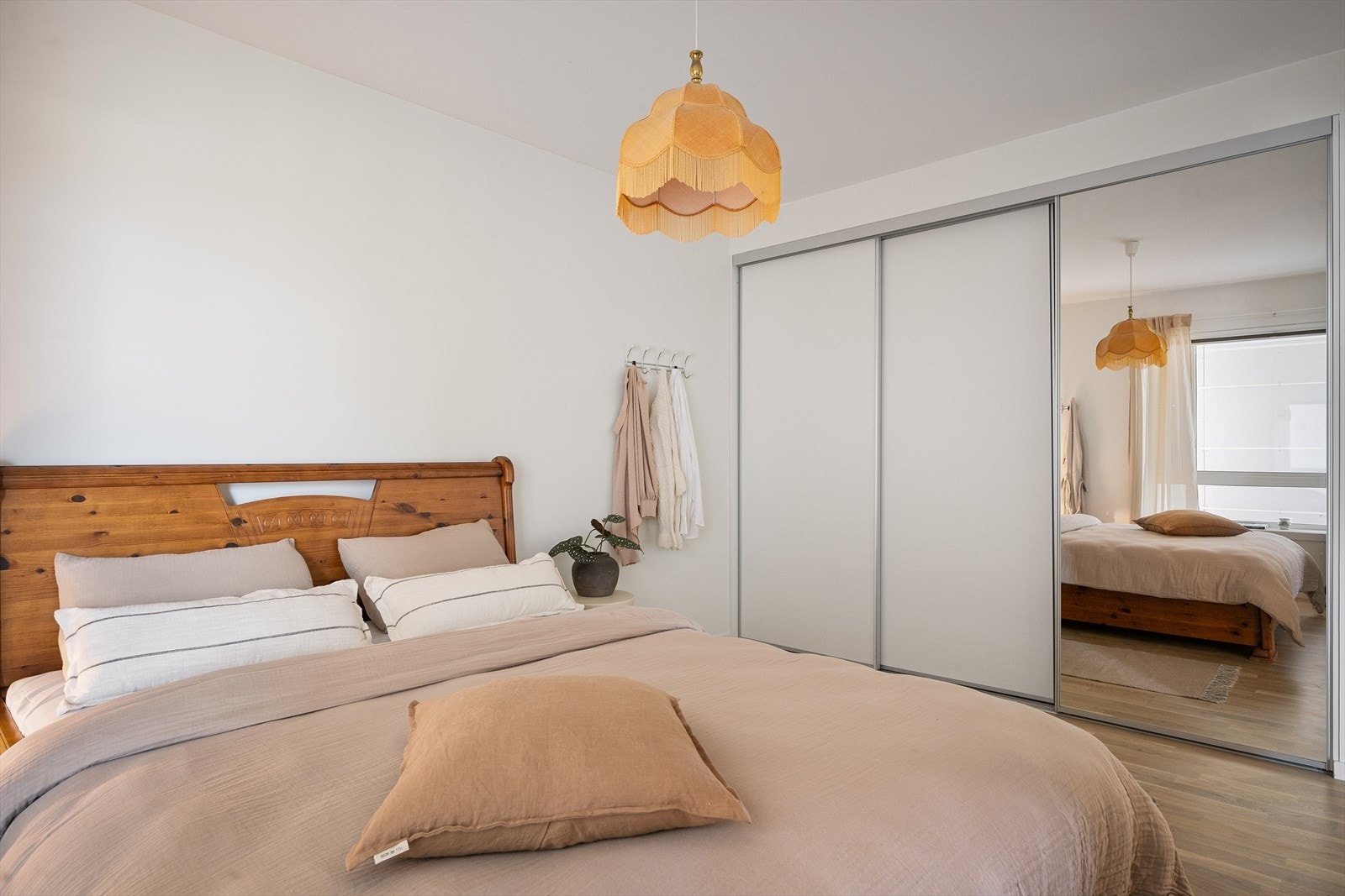 Hovedsoverommet har god plass til dobbeltseng og er utstyrt med en romslig skyvedørsgarderobe Galleribilde