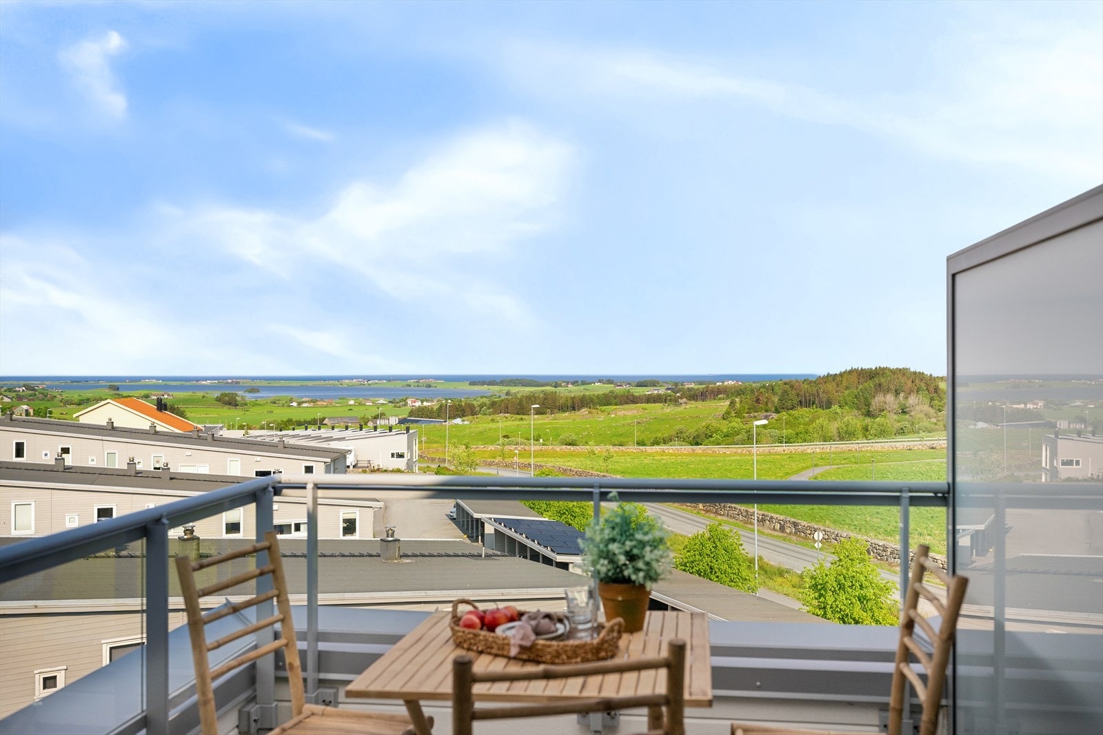 Fra balkongen er det flott utsikt mot Orrevatnet og havet i det fjerne. Galleribilde