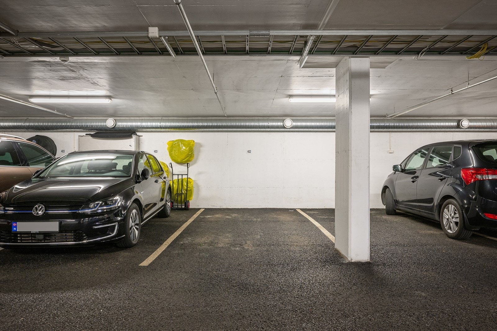 Det medfølger en biloppstillingsplass for bil i lukket garasjeanlegg. Galleribilde