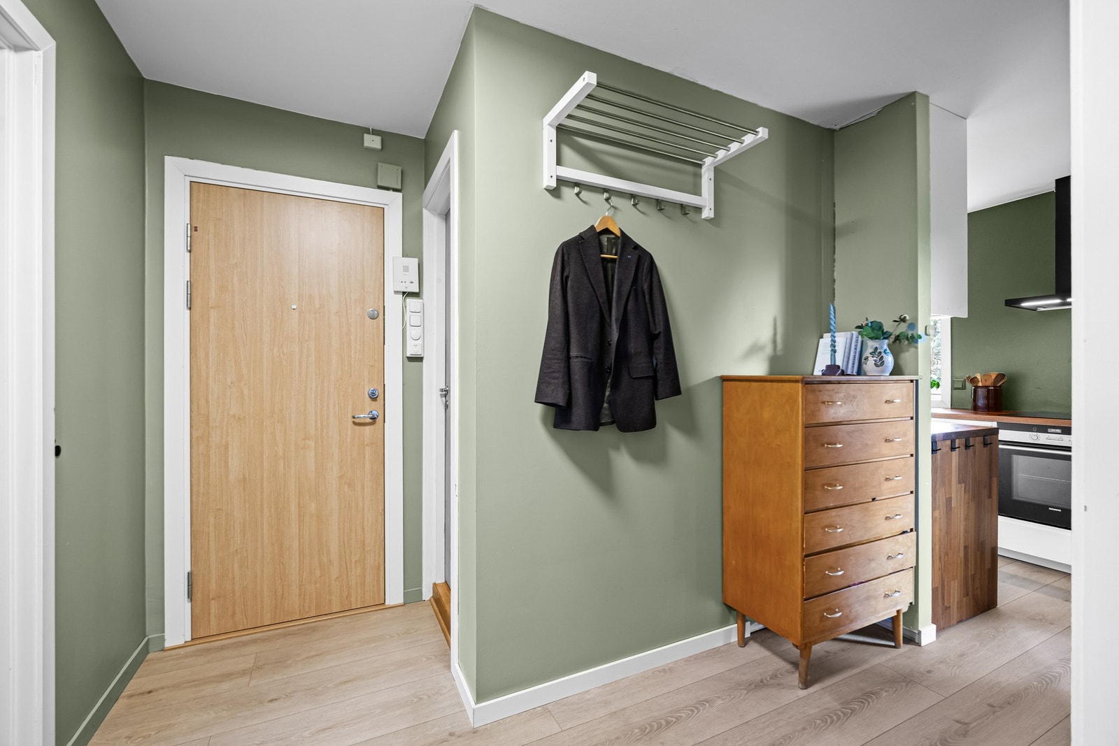 Entréen er romslig og har gode muligheter for oppbevaring av yttertøy via oppheng og garderobe/kommode Galleribilde