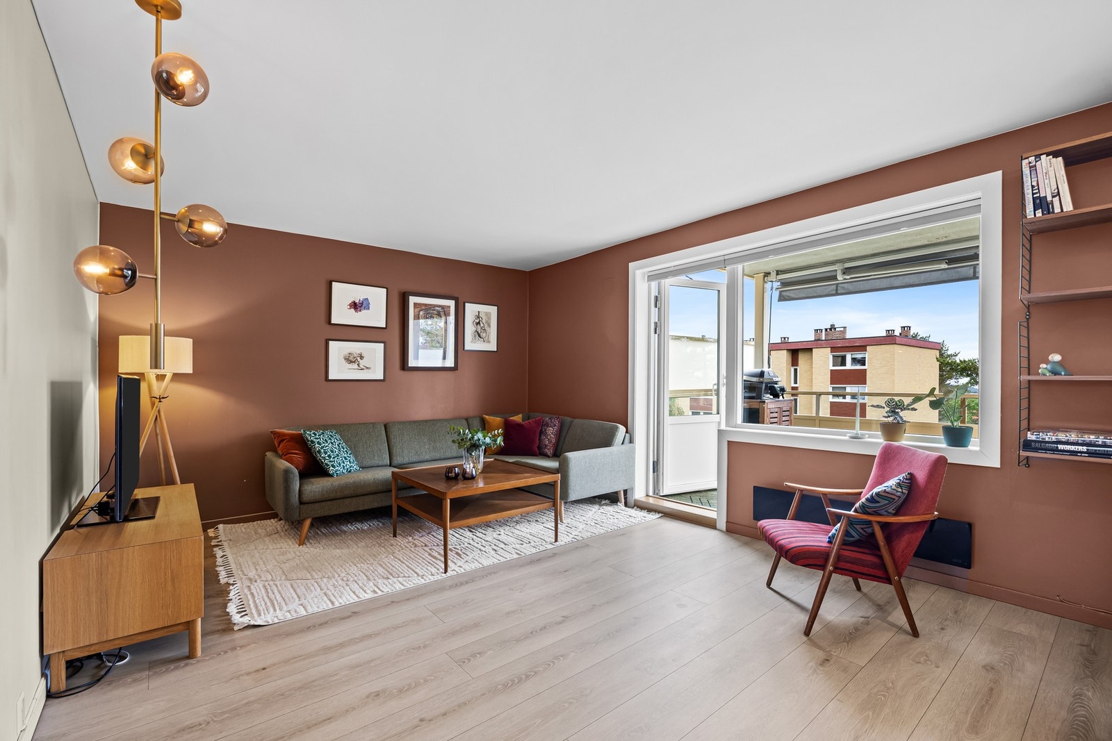 Utgang fra stuen til solrik og romslig balkong Galleribilde