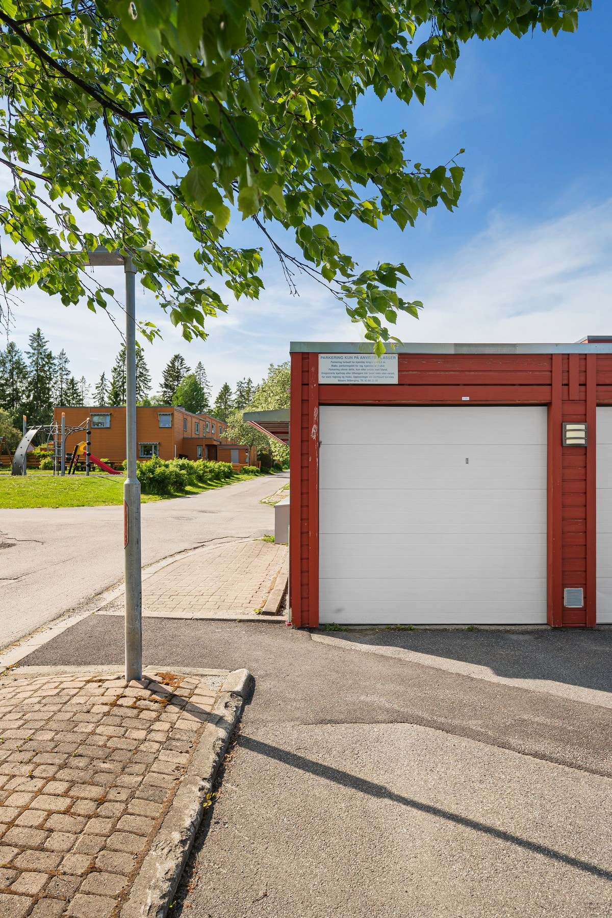 Boligen disponerer egen garasje i felles garasjerekke på ca. 15 kvm. Galleribilde