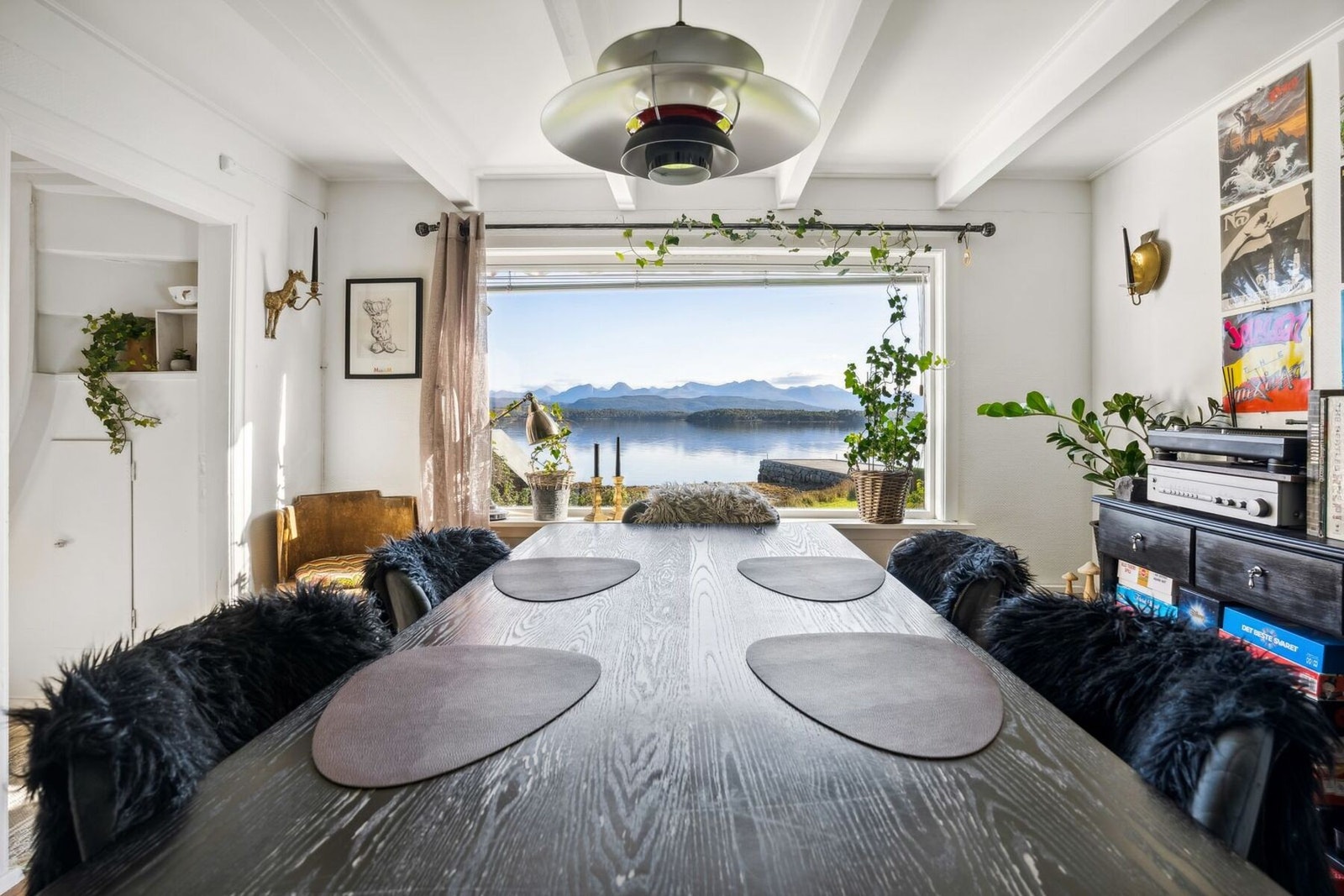Enebolig med nydelig utsikt, naust og strandlinje. Galleribilde