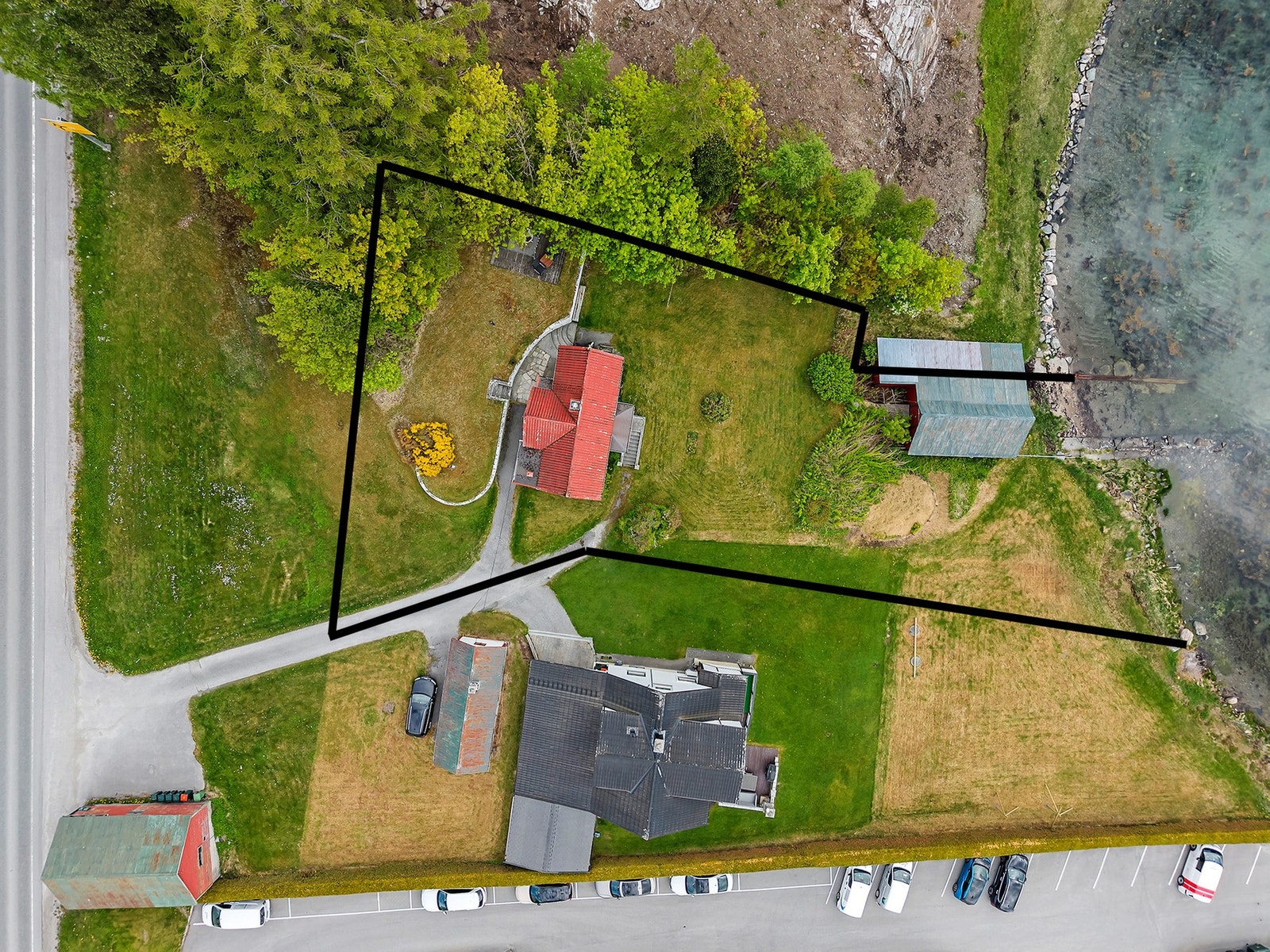Dronefoto med tomtegrense.
Det gjøres oppmerksom på at tomtegrensen er tegnet inn "for hånd" og kan avvike noe fra eksakte grenser. Galleribilde