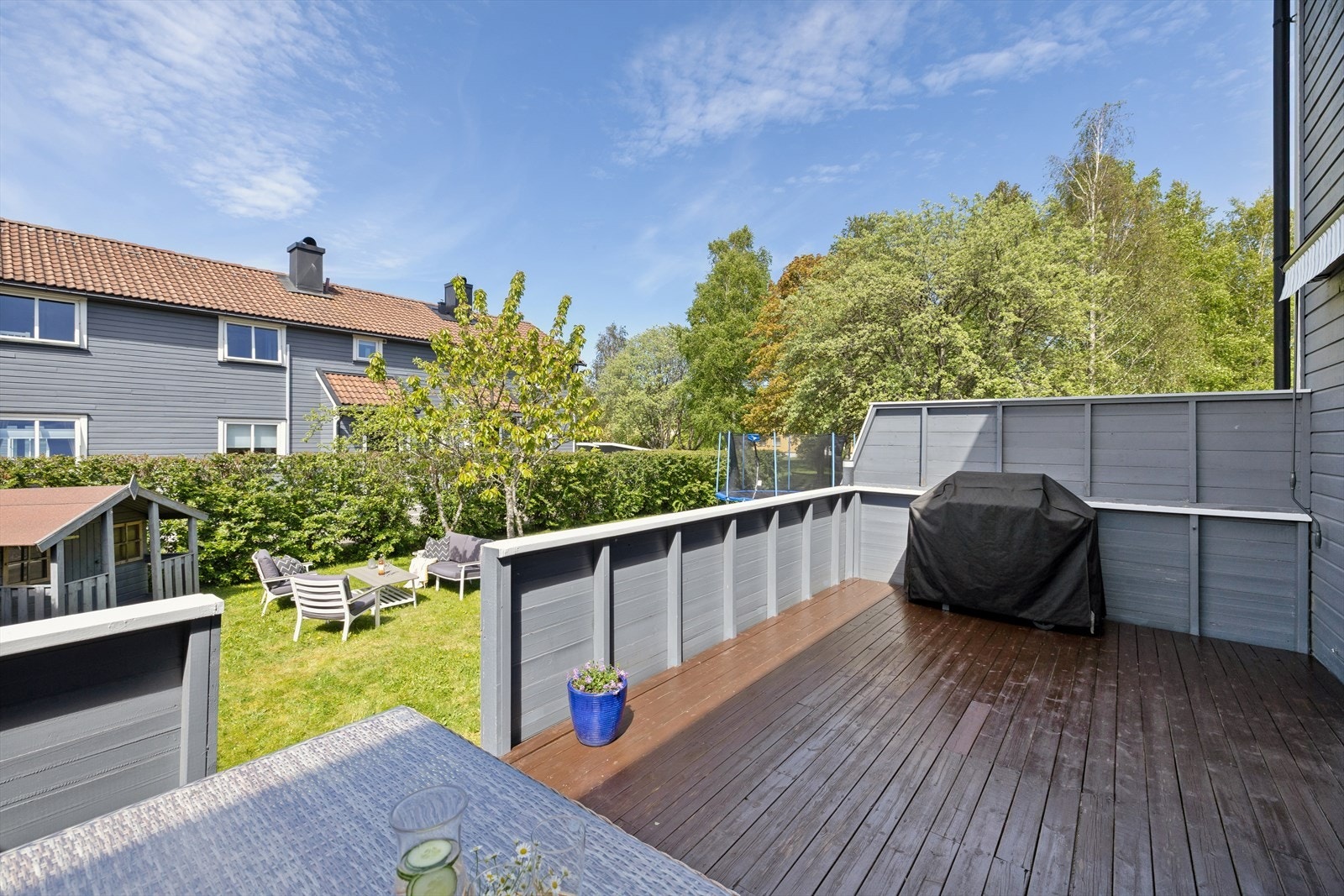 Mange muligheter med terrasse og trapp ned til hagen Galleribilde