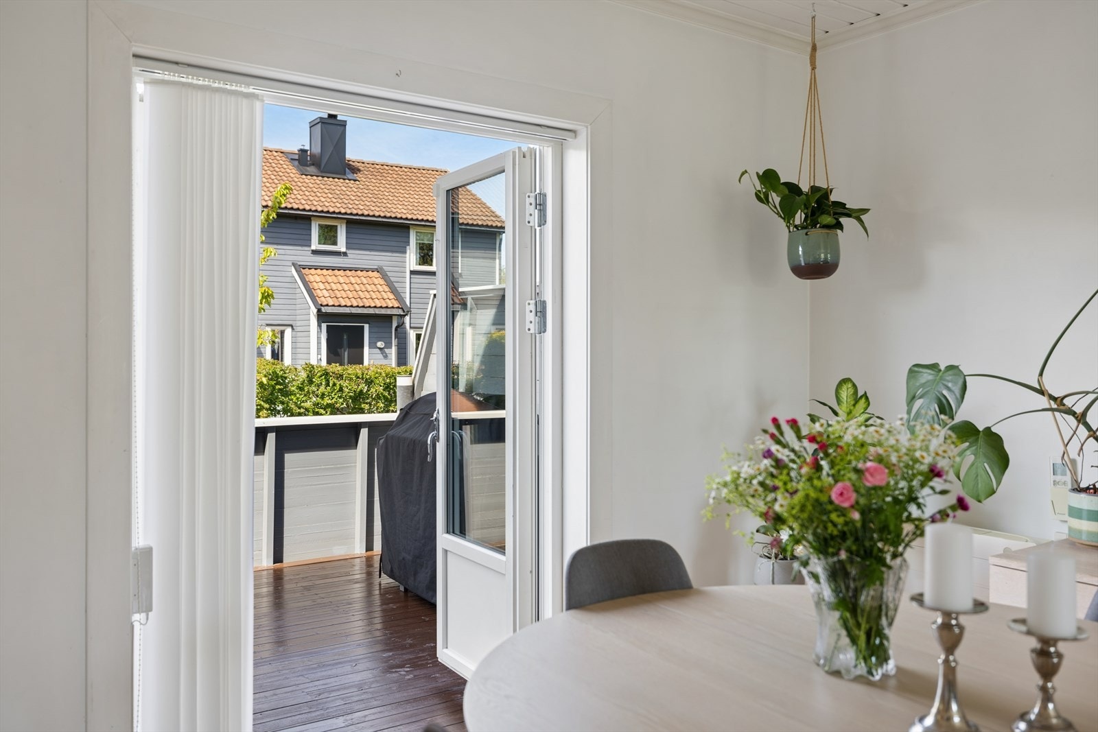 Fra stuen er det utgang til stor terrasse og hage Galleribilde