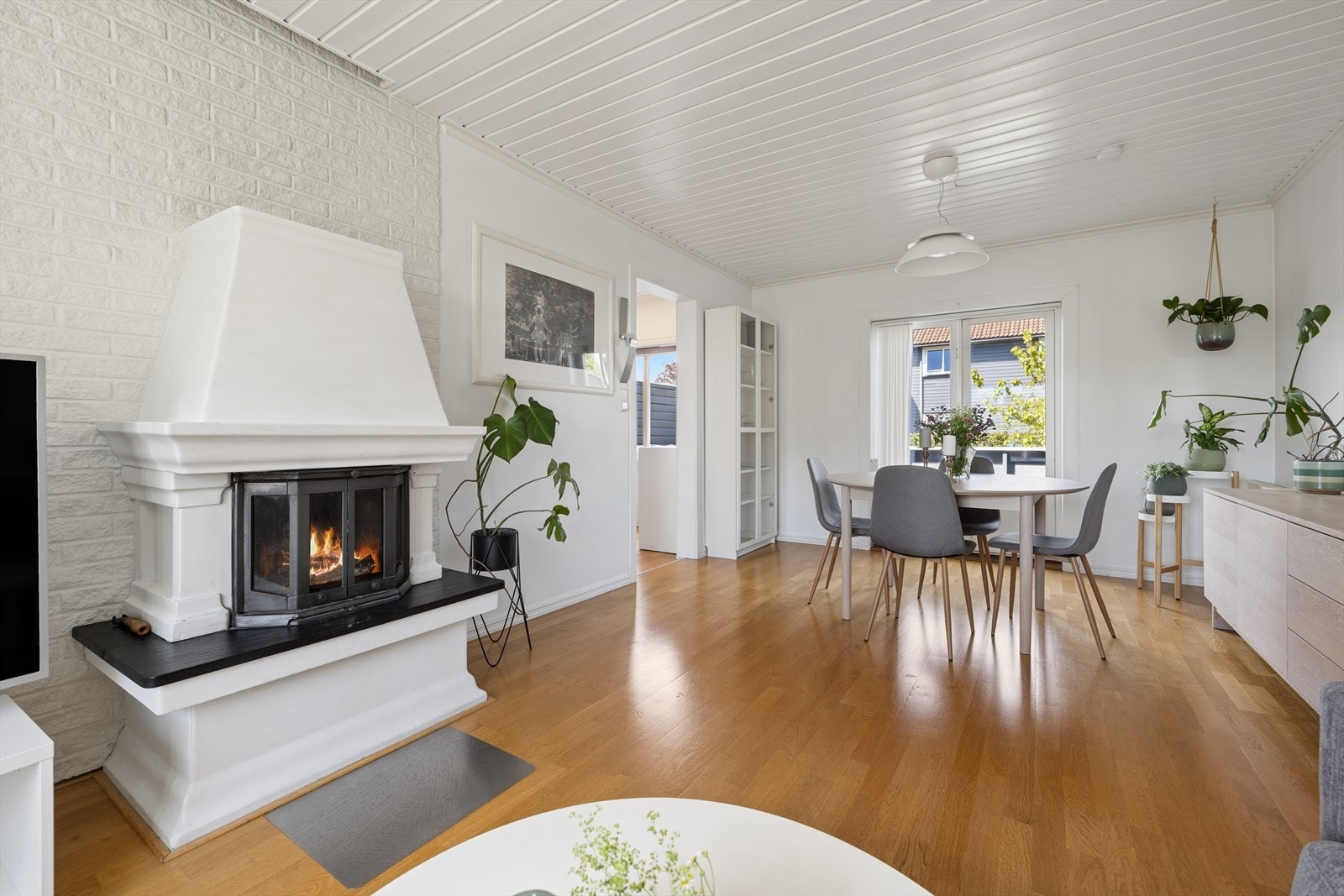 Romslig stue med plass til spisestue Galleribilde