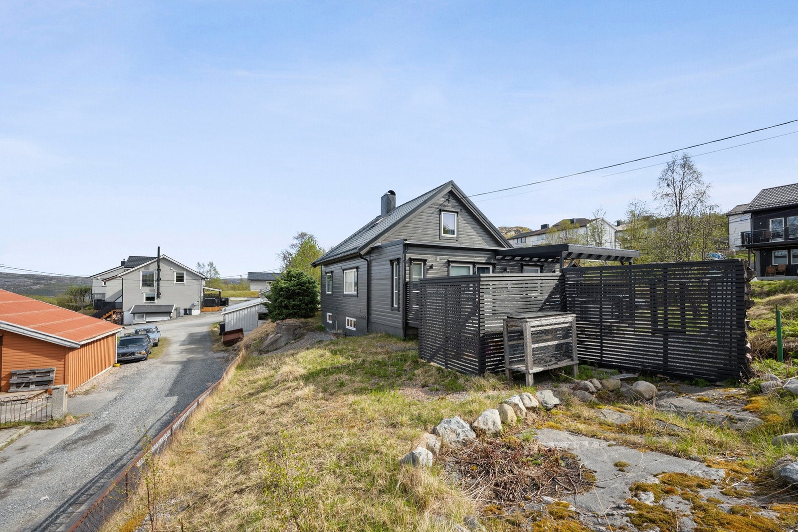 Utvendige fasader på både hoveddel og tilbygg ble malt i 2025. Det er opparbeidet stor hundegård ifbm terrassen Galleribilde
