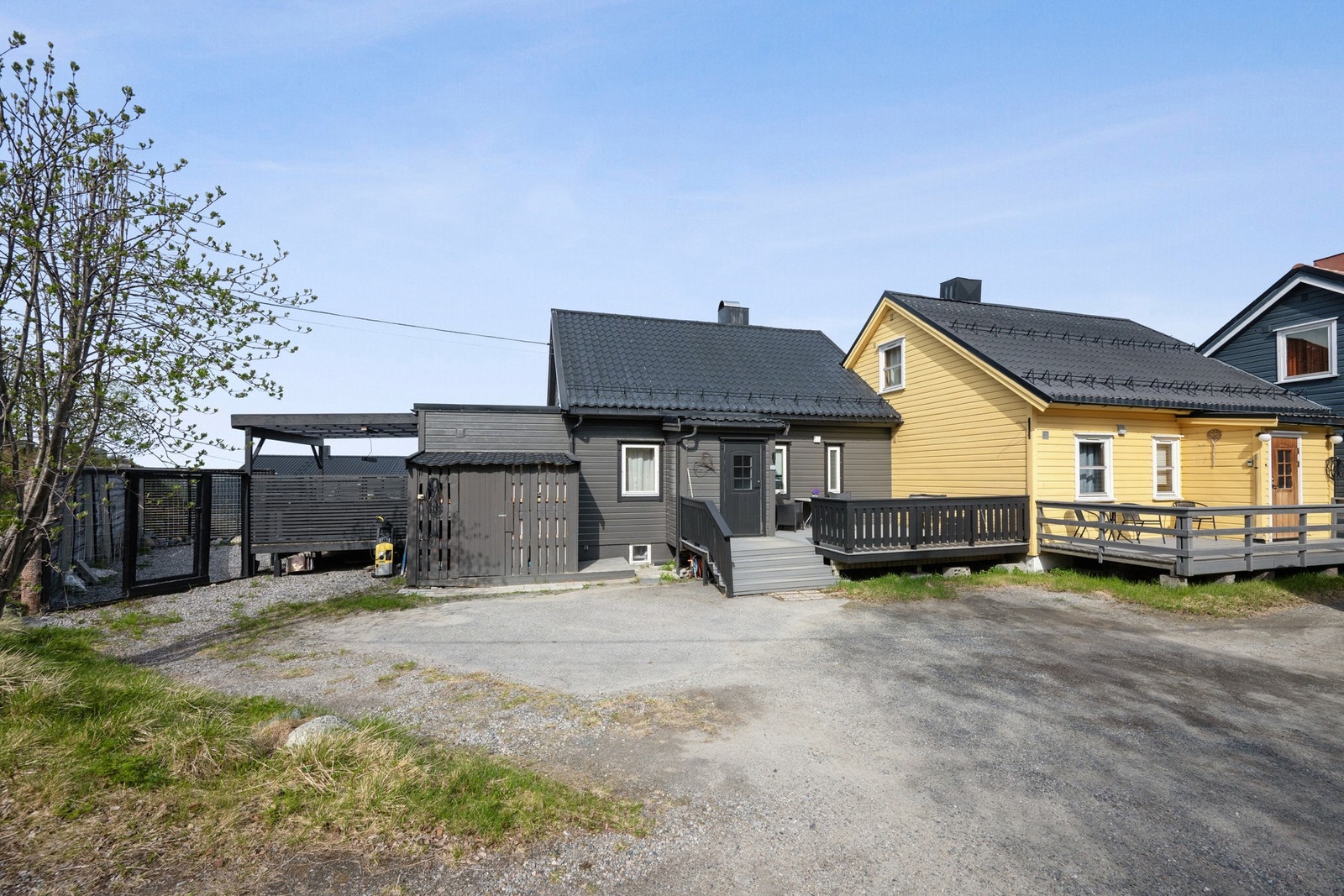 Eiendommen har egen parkeringsplass på felles innkjørsel og en terrasse på 18 m² ved inngangspartiet. Galleribilde