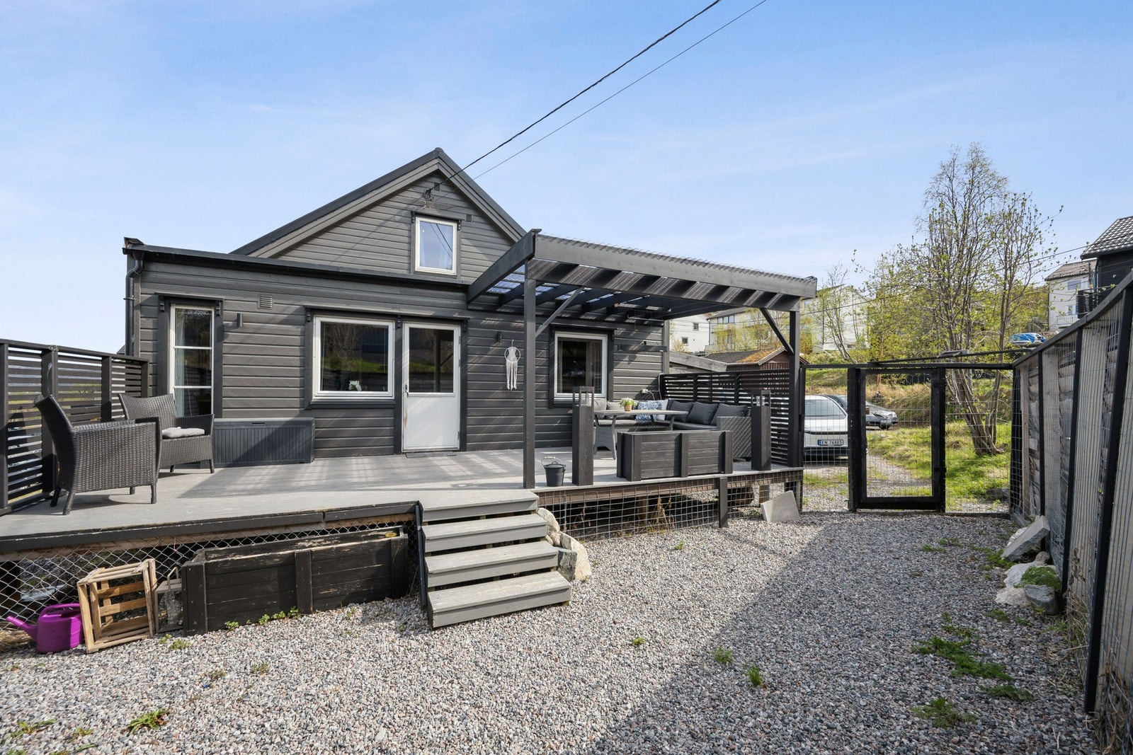Rekkehuset ble utvidet med et tilbygg i 2009 og har en romslig uteplass med en terrasse på 23 m² bygget i 2020. Det er opparbeidet hundegård ifbm terrassen. Galleribilde