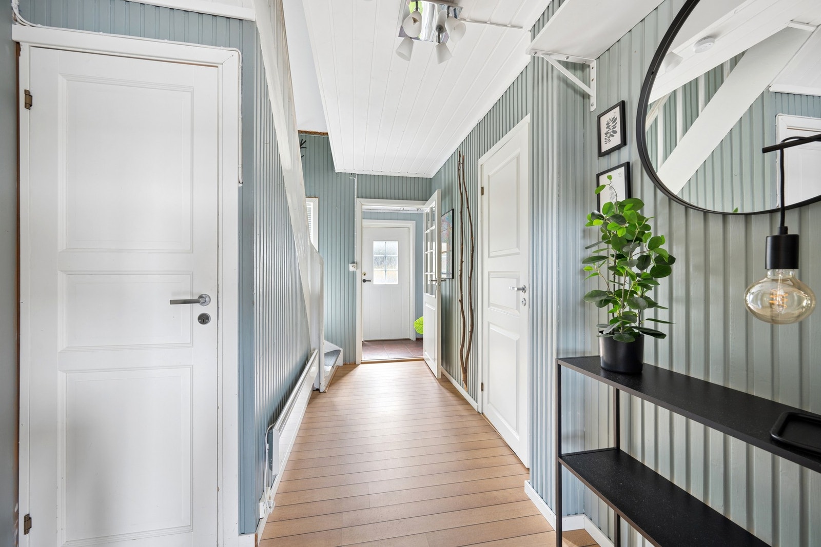 Gangen har malte veggplater og laminatgulv, som er gjennomgående i hovedetasjene. Galleribilde