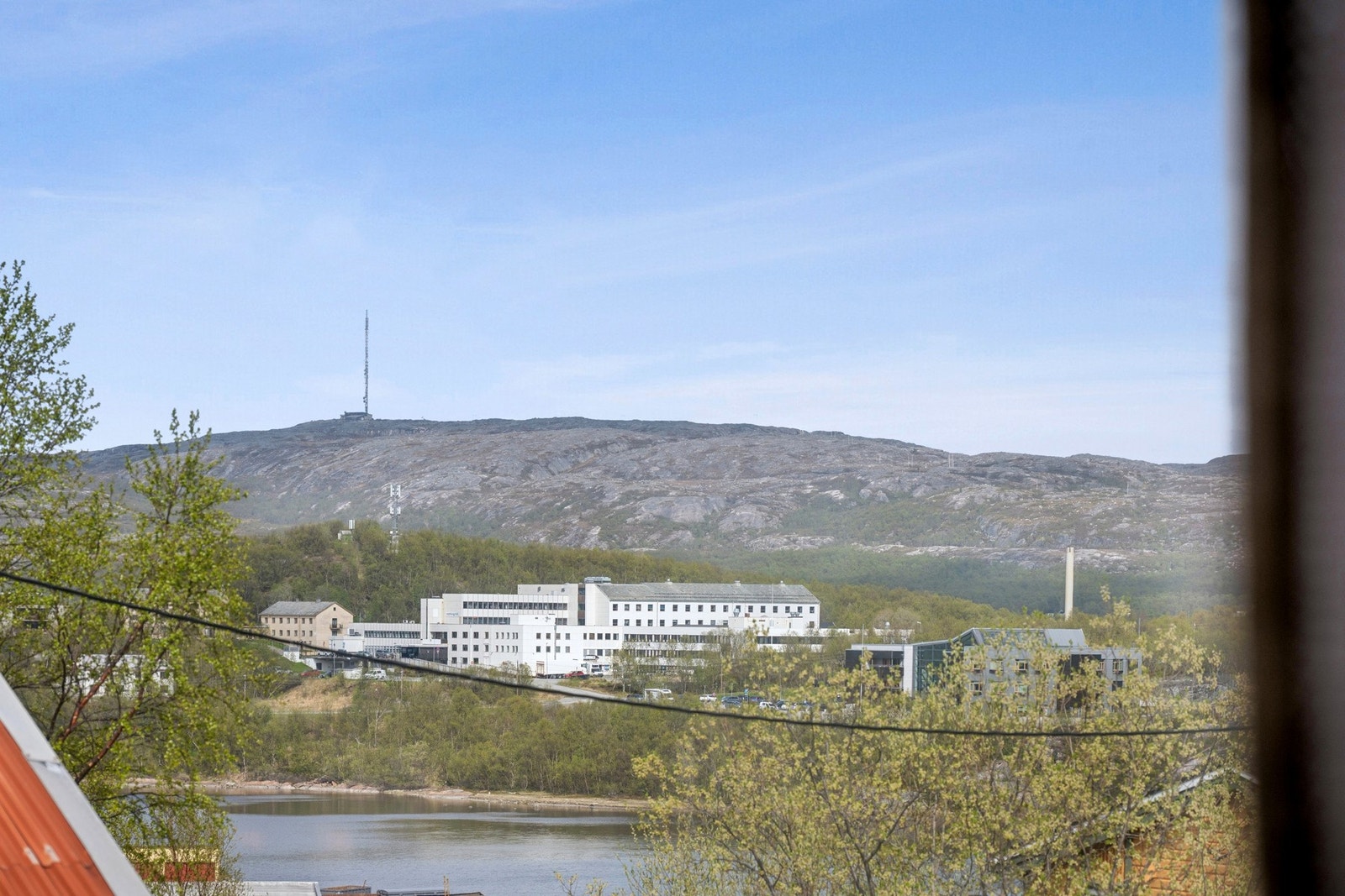 Fra eiendommen er det kort avstand til Kirkenes skole, barnehager og gode turmuligheter. Galleribilde