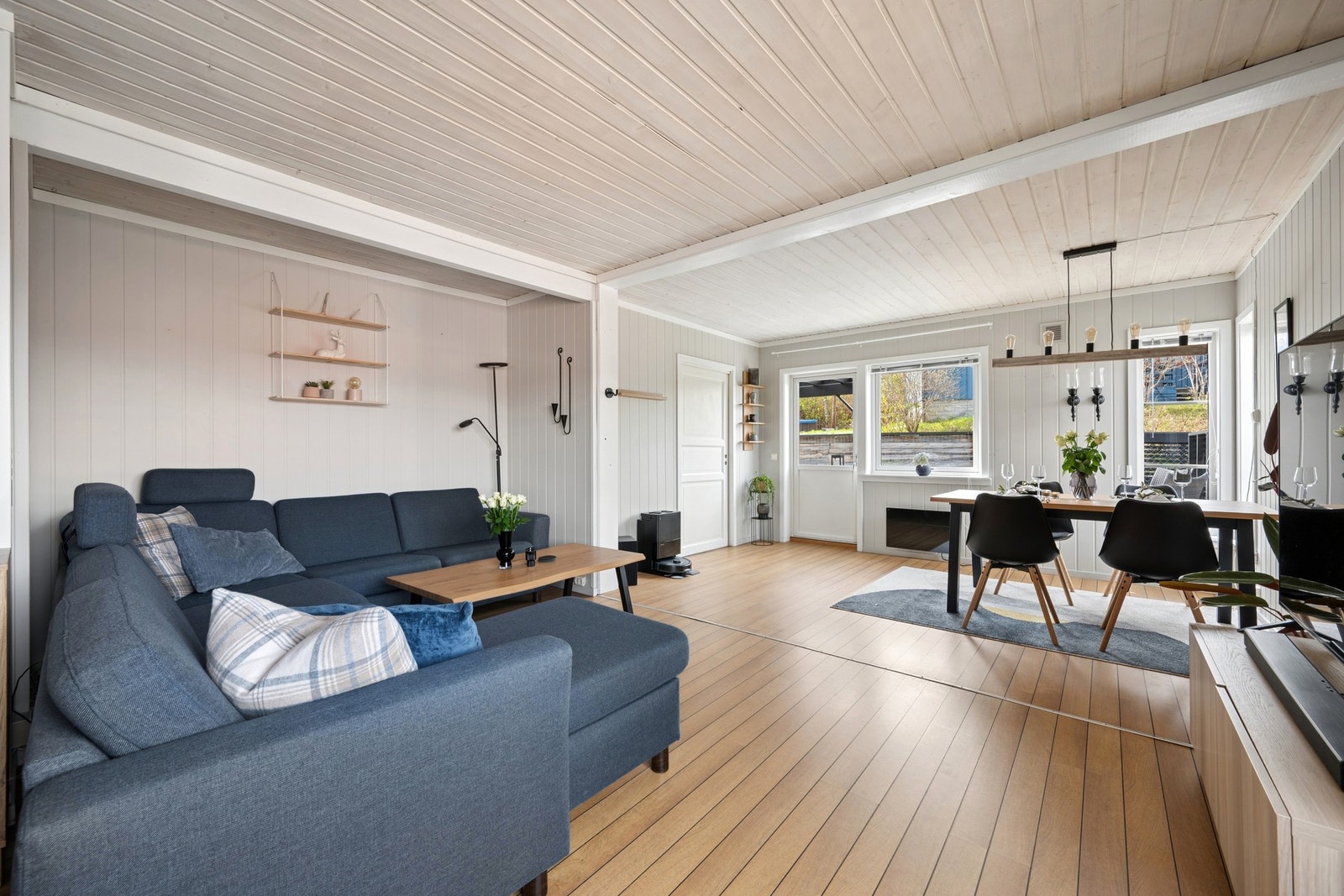 Utgang til solrik terrasse fra spisestuen Galleribilde