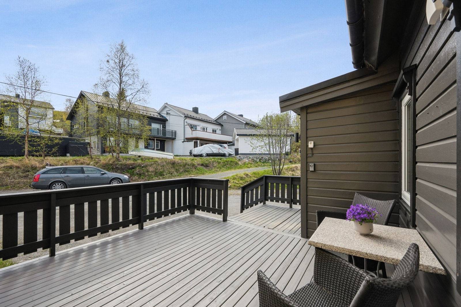 Terrassen ved inngangspartiet er på 18 m² og ble bygget i 2009. Galleribilde