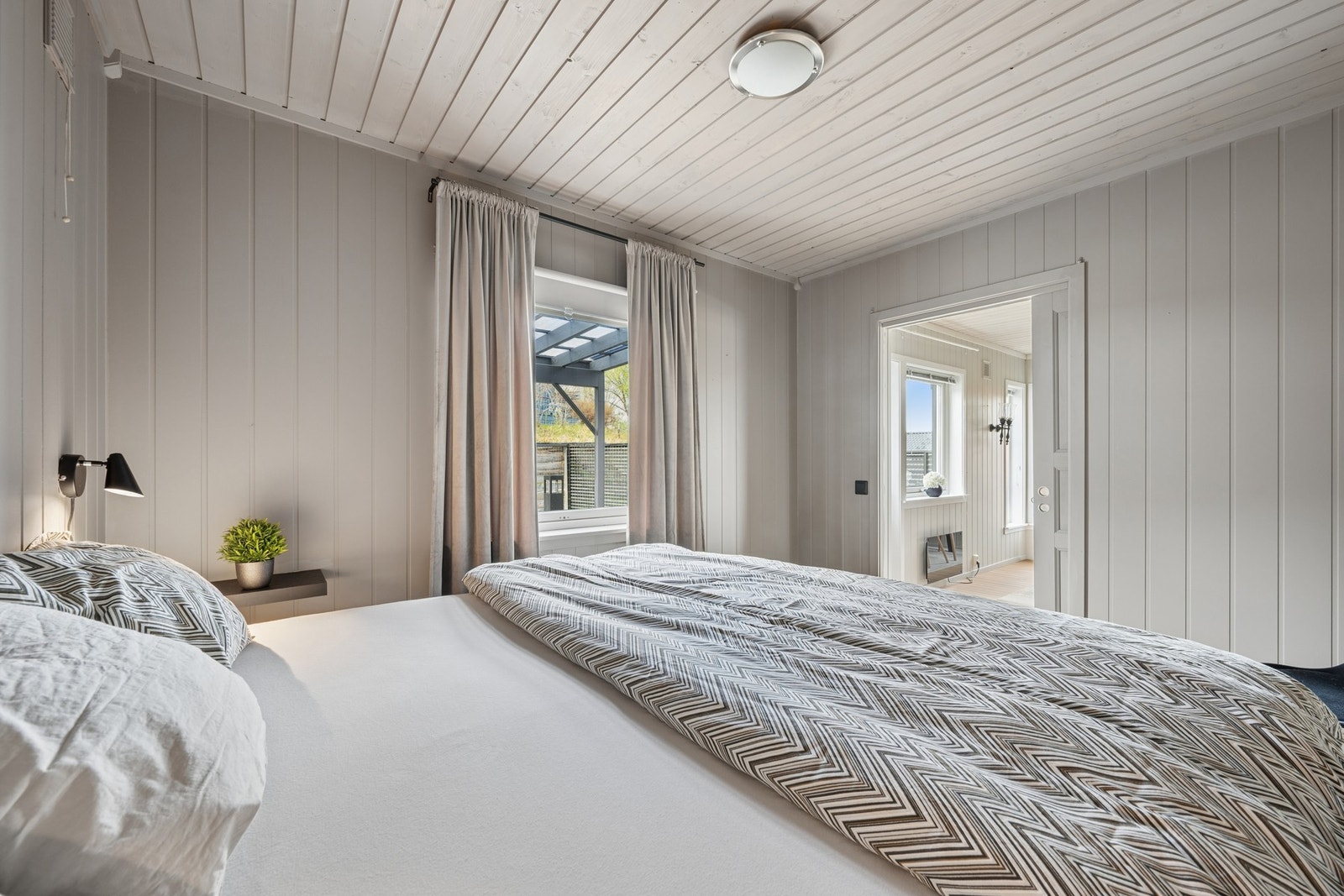 Soverommet har plass til dobbeltseng og oppbevaringsmøbler. Galleribilde