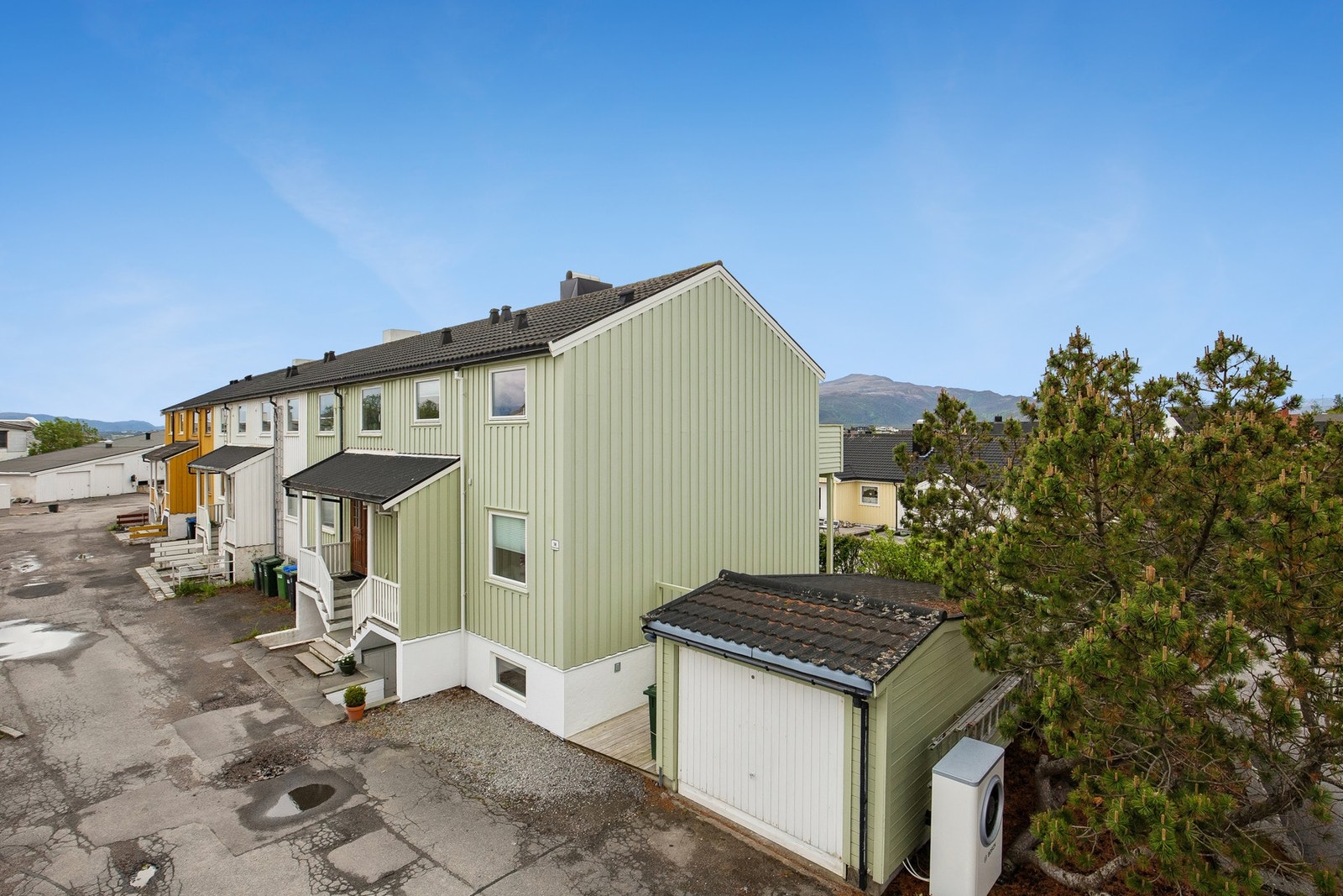Innholdsrikt rekkehus med parkering på egen tomt og i garasje! Galleribilde