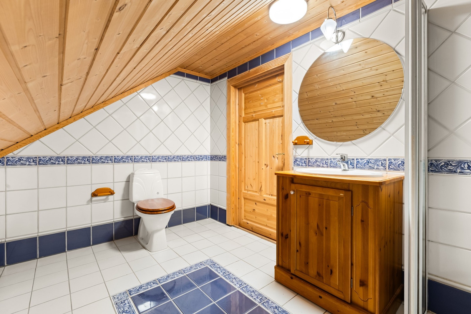 Bad/wc i 2 etg med dusjnisje, servant og toalett. Galleribilde