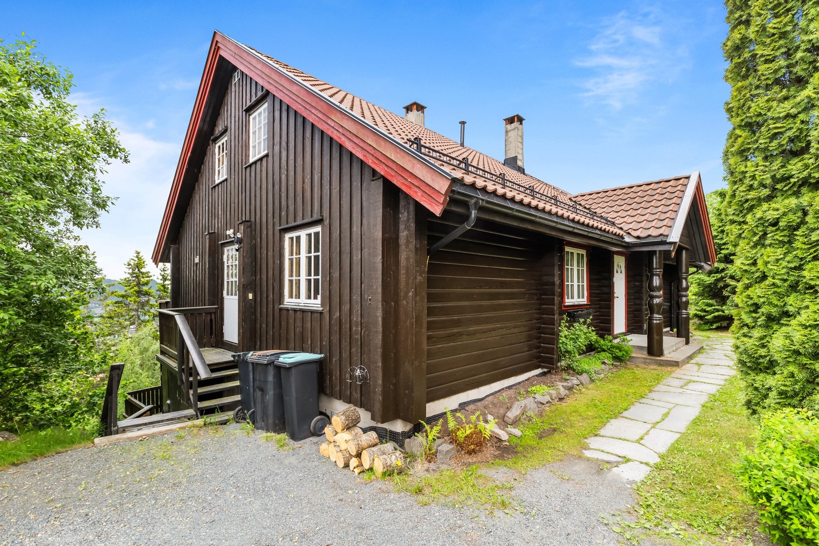 Parkering for 2 biler på tomten Galleribilde