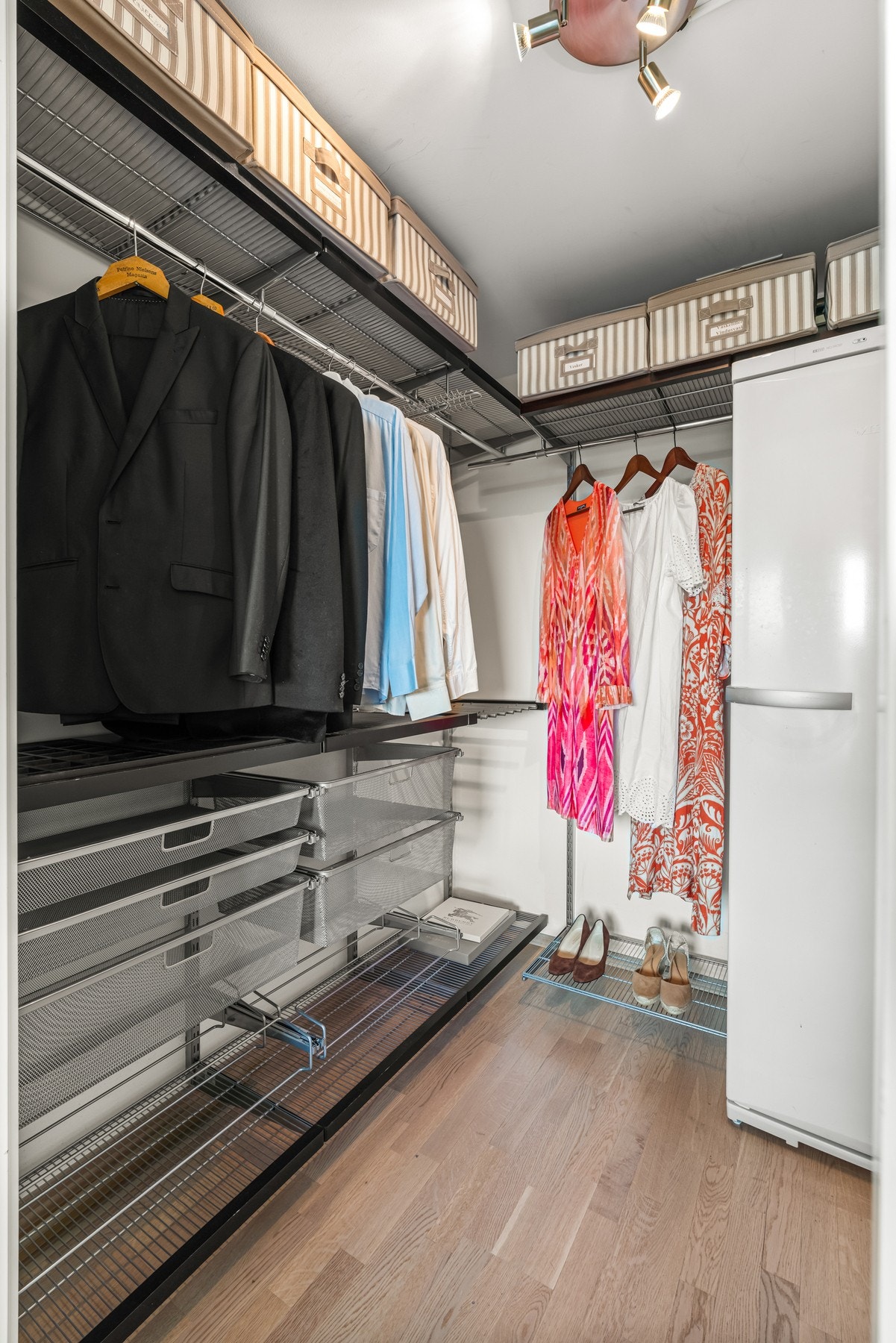 Fra soverommet er det tilgang til walk-in-closet med gode oppbevaringsmuligheter. Galleribilde
